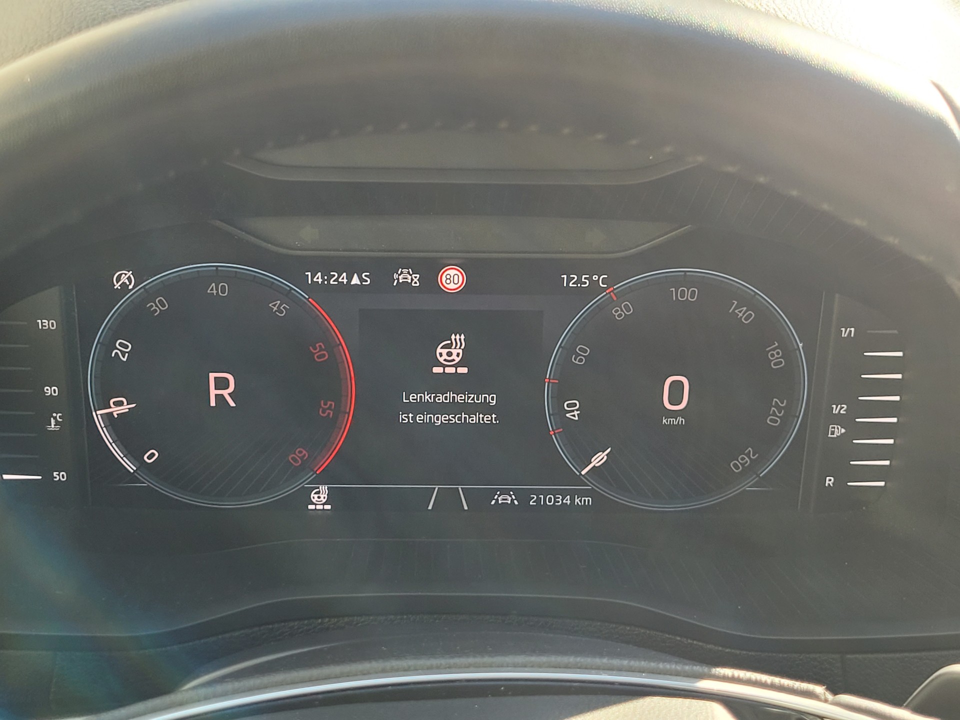 SKODA Karoq 2.0 TDI CR Selection 4x4 DSG *Anhängerkupplung+Garantie*-image-11