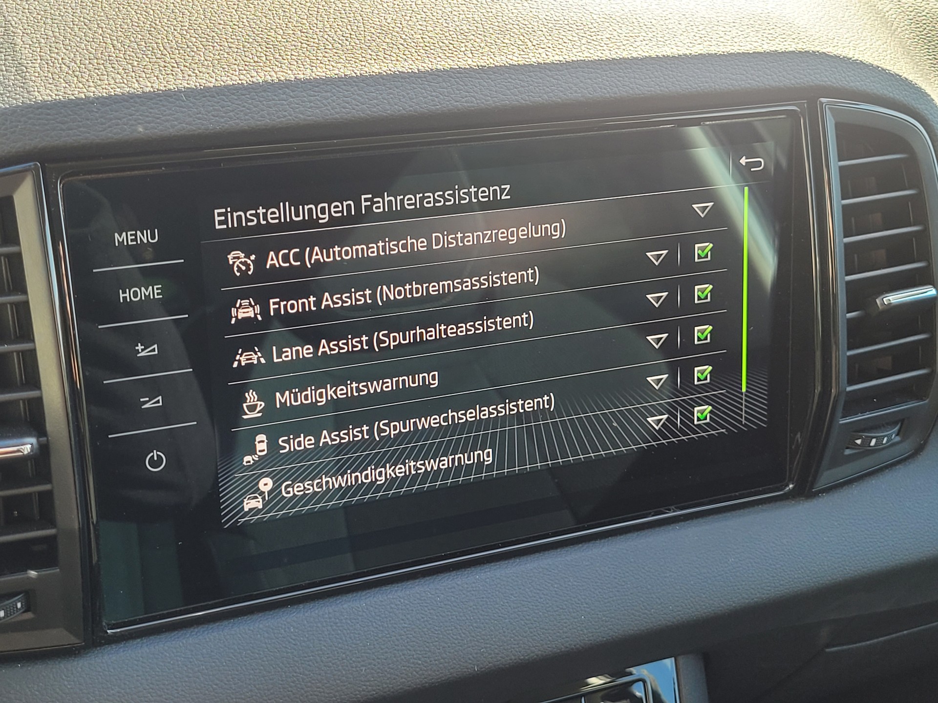 SKODA Karoq 2.0 TDI CR Selection 4x4 DSG *Anhängerkupplung+Garantie*-image-13