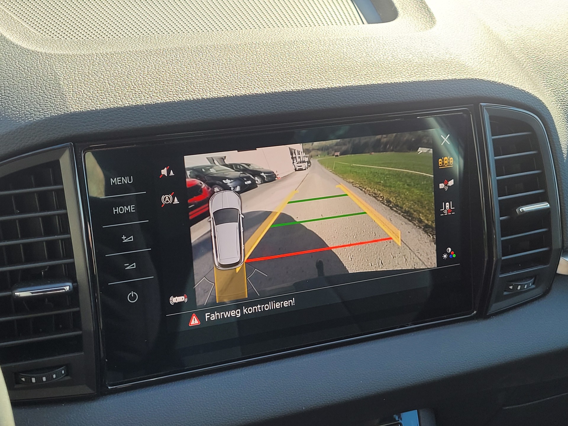 SKODA Karoq 2.0 TDI CR Selection 4x4 DSG *Anhängerkupplung+Garantie*-image-12