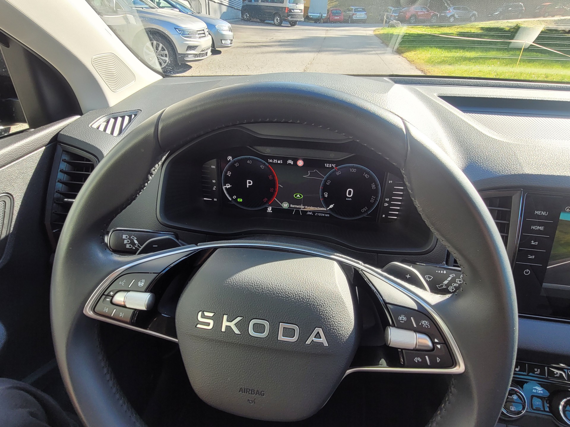 SKODA Karoq 2.0 TDI CR Selection 4x4 DSG *Anhängerkupplung+Garantie*-image-10