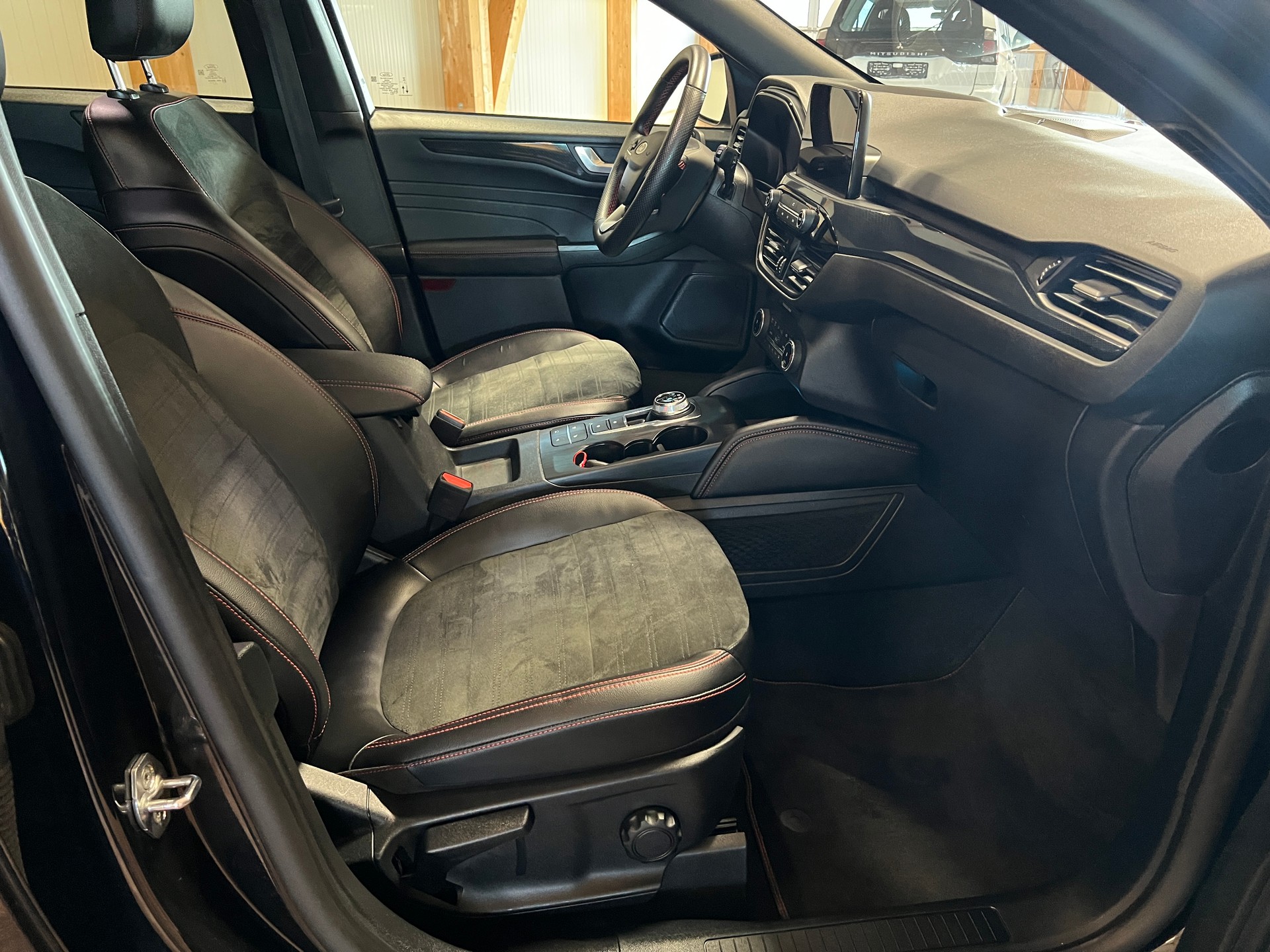FORD Kuga 2.5 FHEV ST-Line X 4WD-image-9