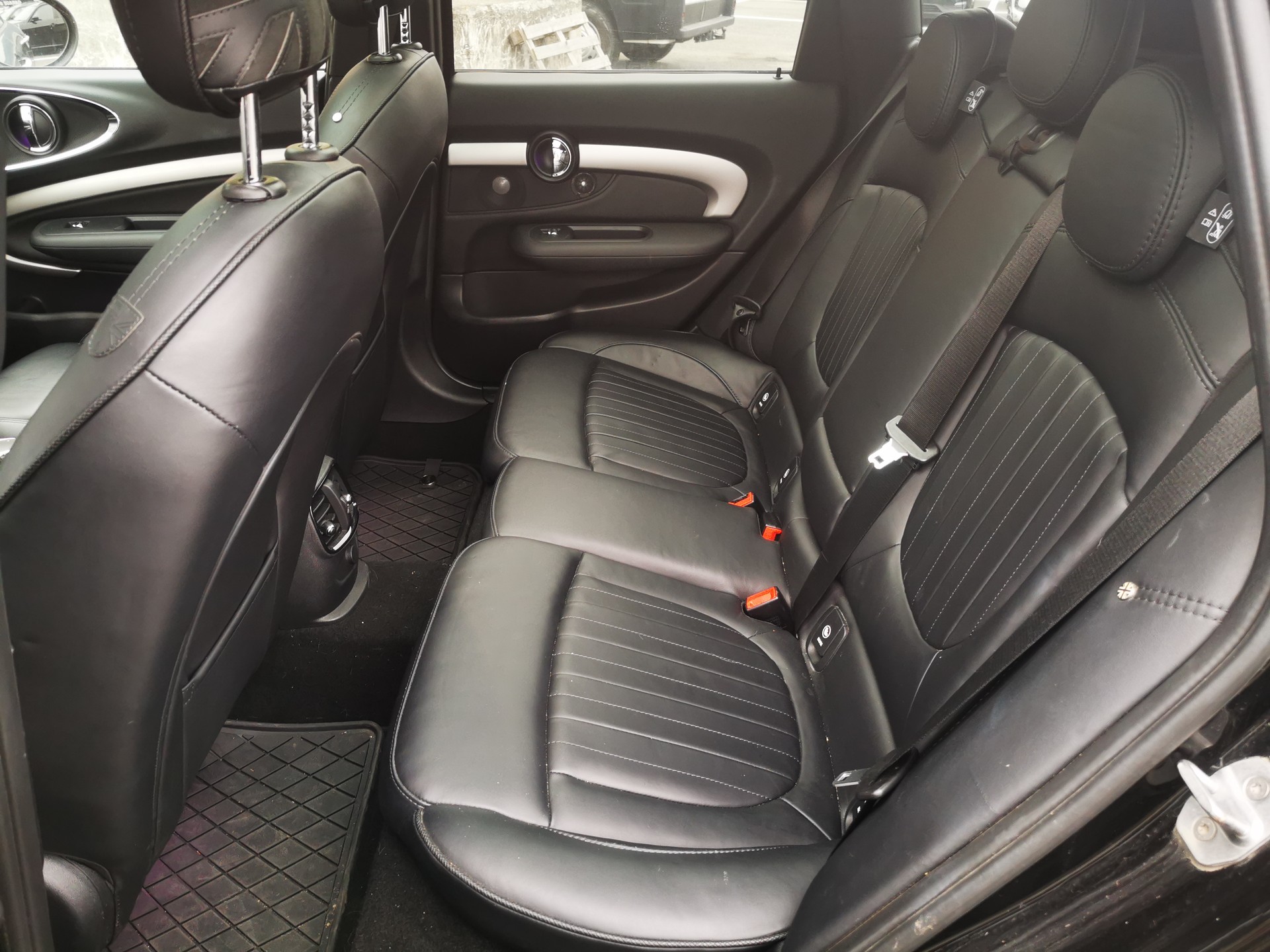 MINI Clubman Cooper S ALL4 John Cooper Works-image-10