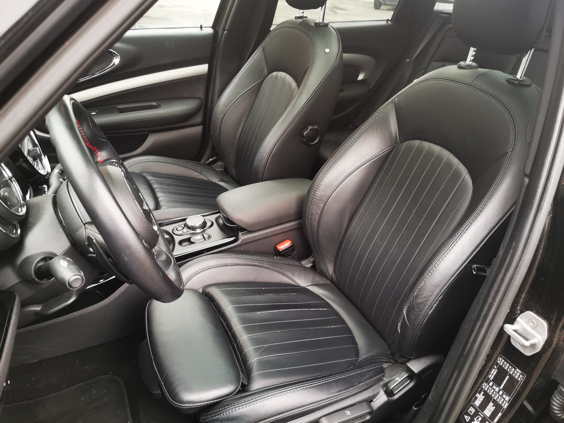 MINI Clubman Cooper S ALL4 John Cooper Works-image-11