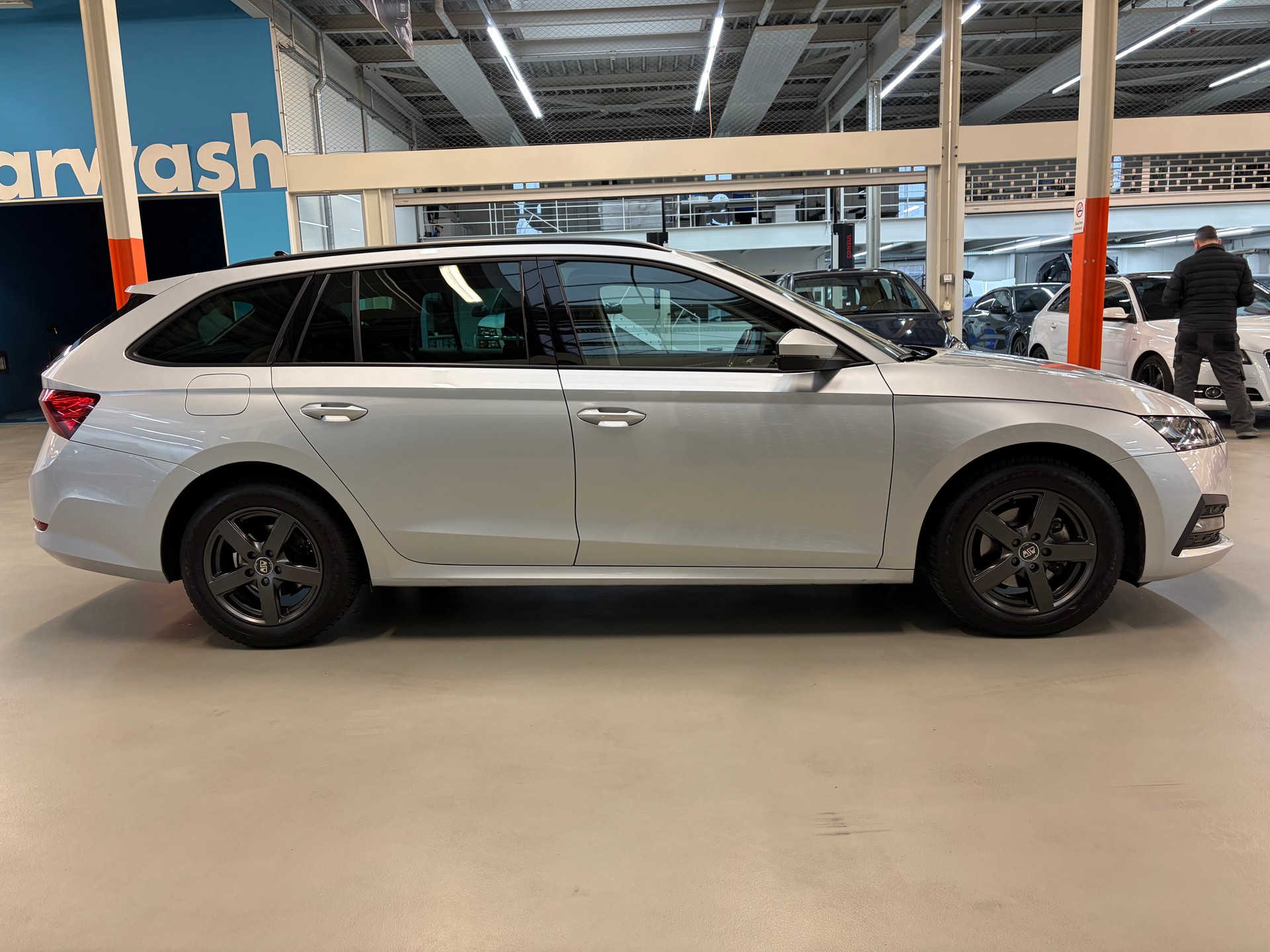 SKODA Octavia Combi 2.0 TDI DSG Ambition-image-5