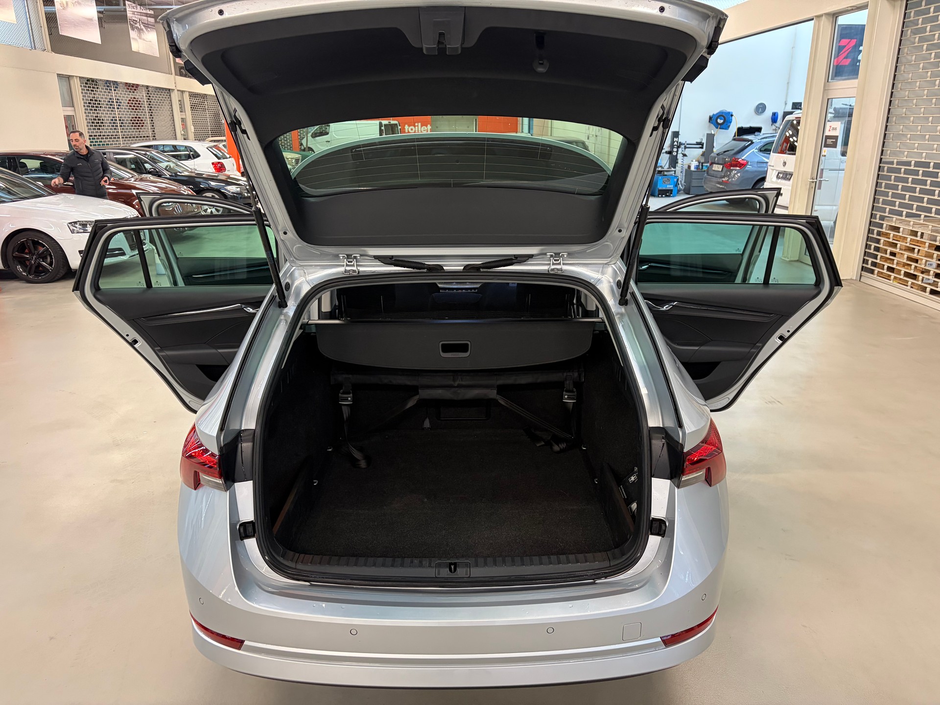 SKODA Octavia Combi 2.0 TDI DSG Ambition-image-10