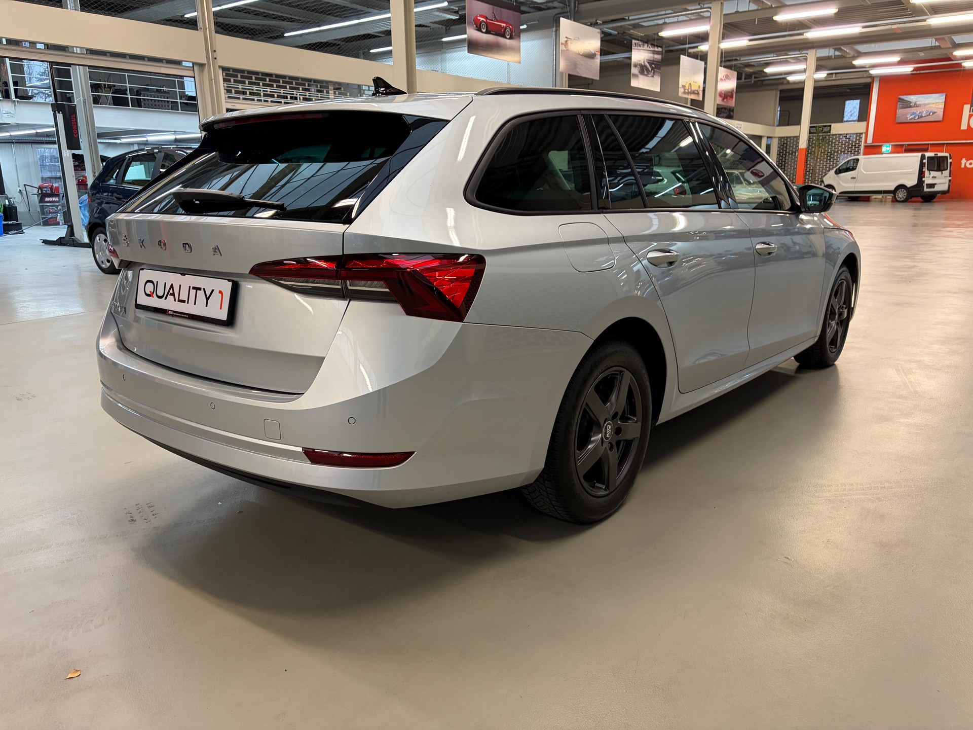 SKODA Octavia Combi 2.0 TDI DSG Ambition-image-4