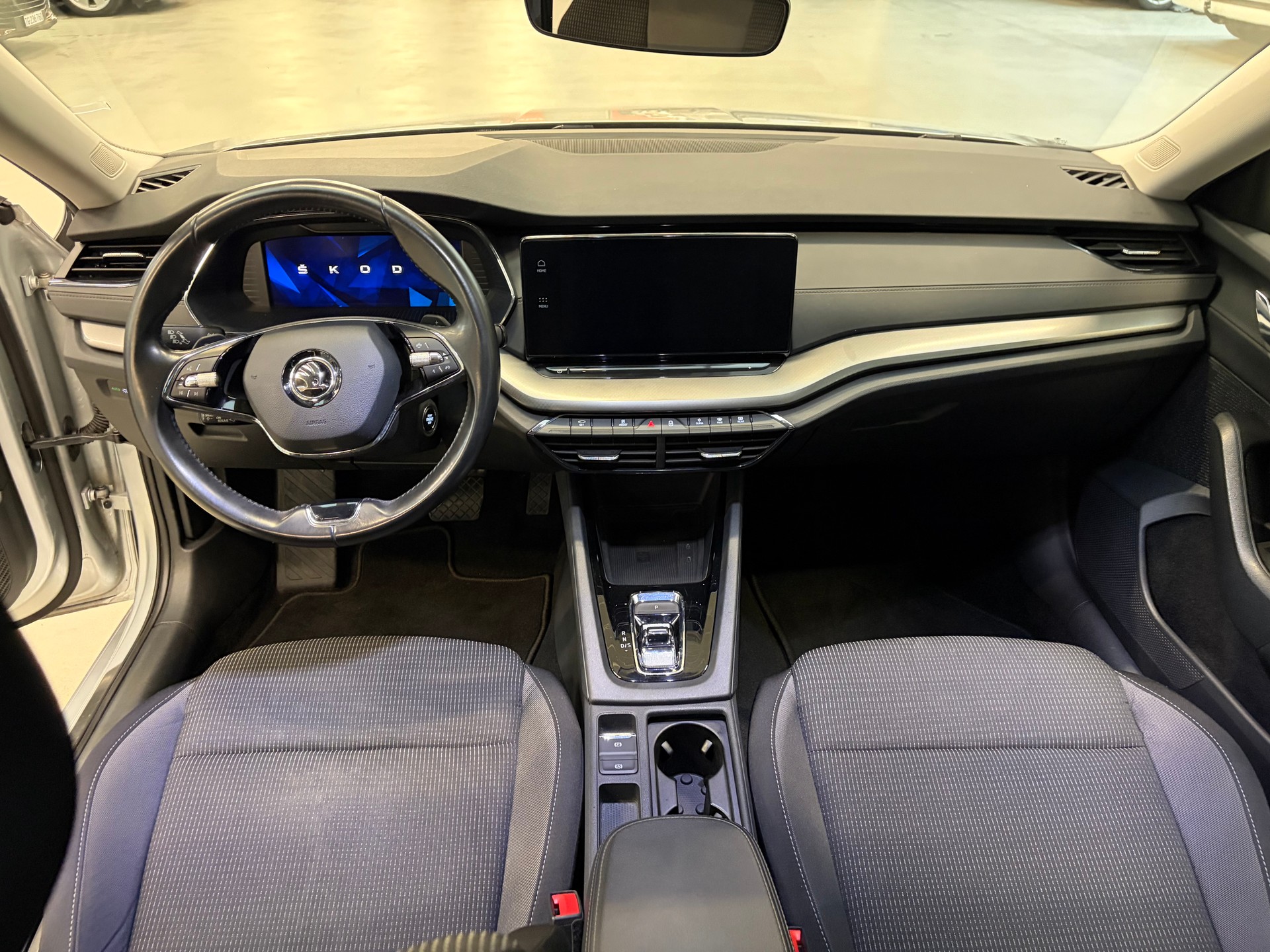 SKODA Octavia Combi 2.0 TDI DSG Ambition-image-11
