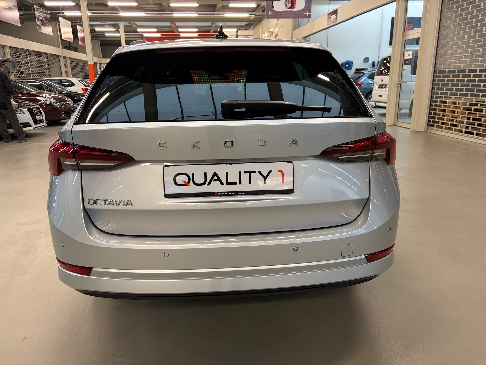 SKODA Octavia Combi 2.0 TDI DSG Ambition-image-3