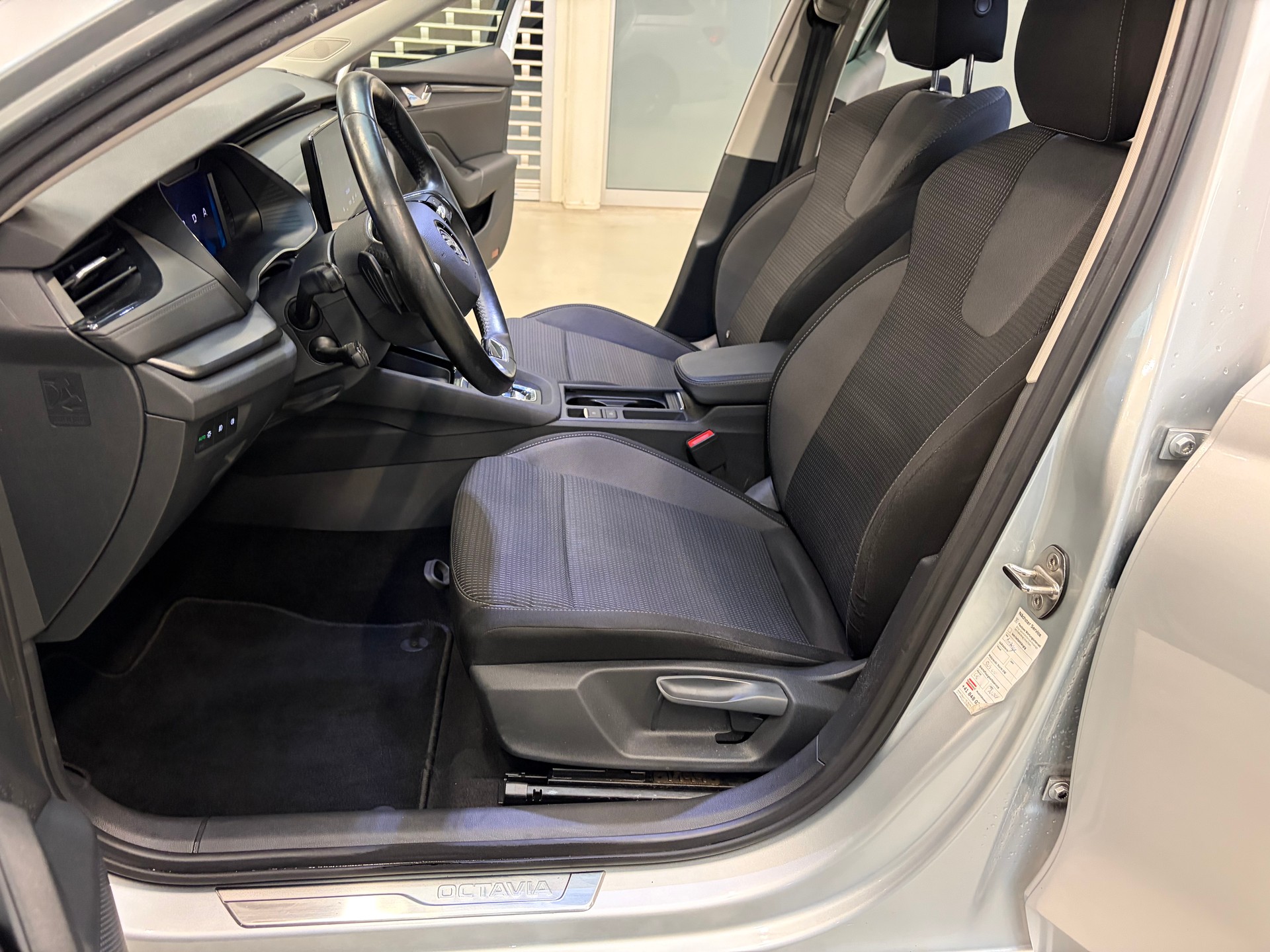 SKODA Octavia Combi 2.0 TDI DSG Ambition-image-8