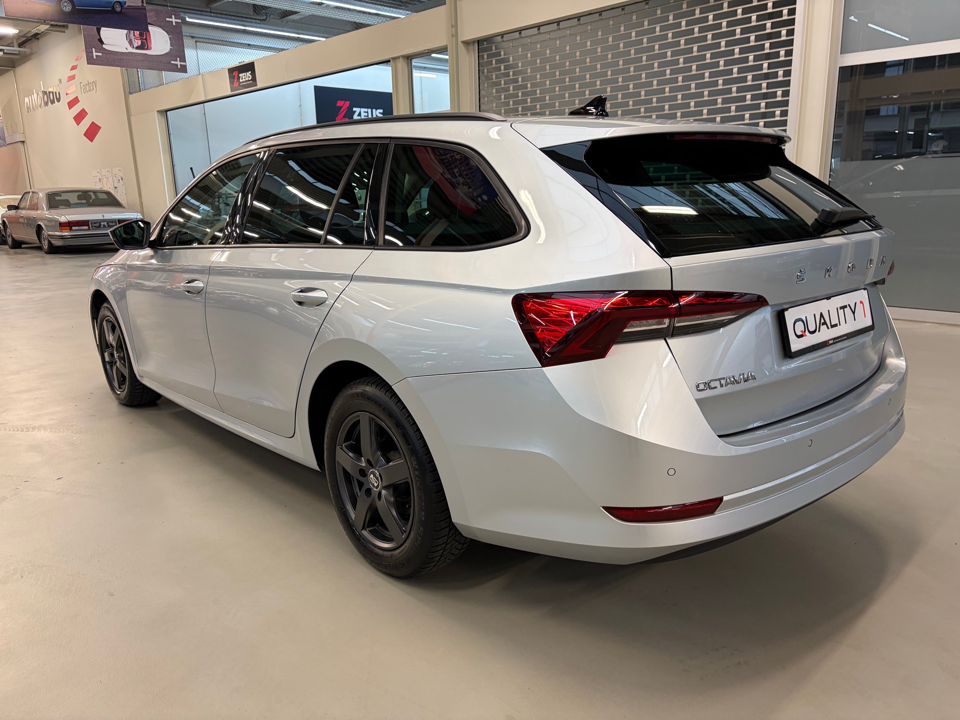 SKODA Octavia Combi 2.0 TDI DSG Ambition-image-2