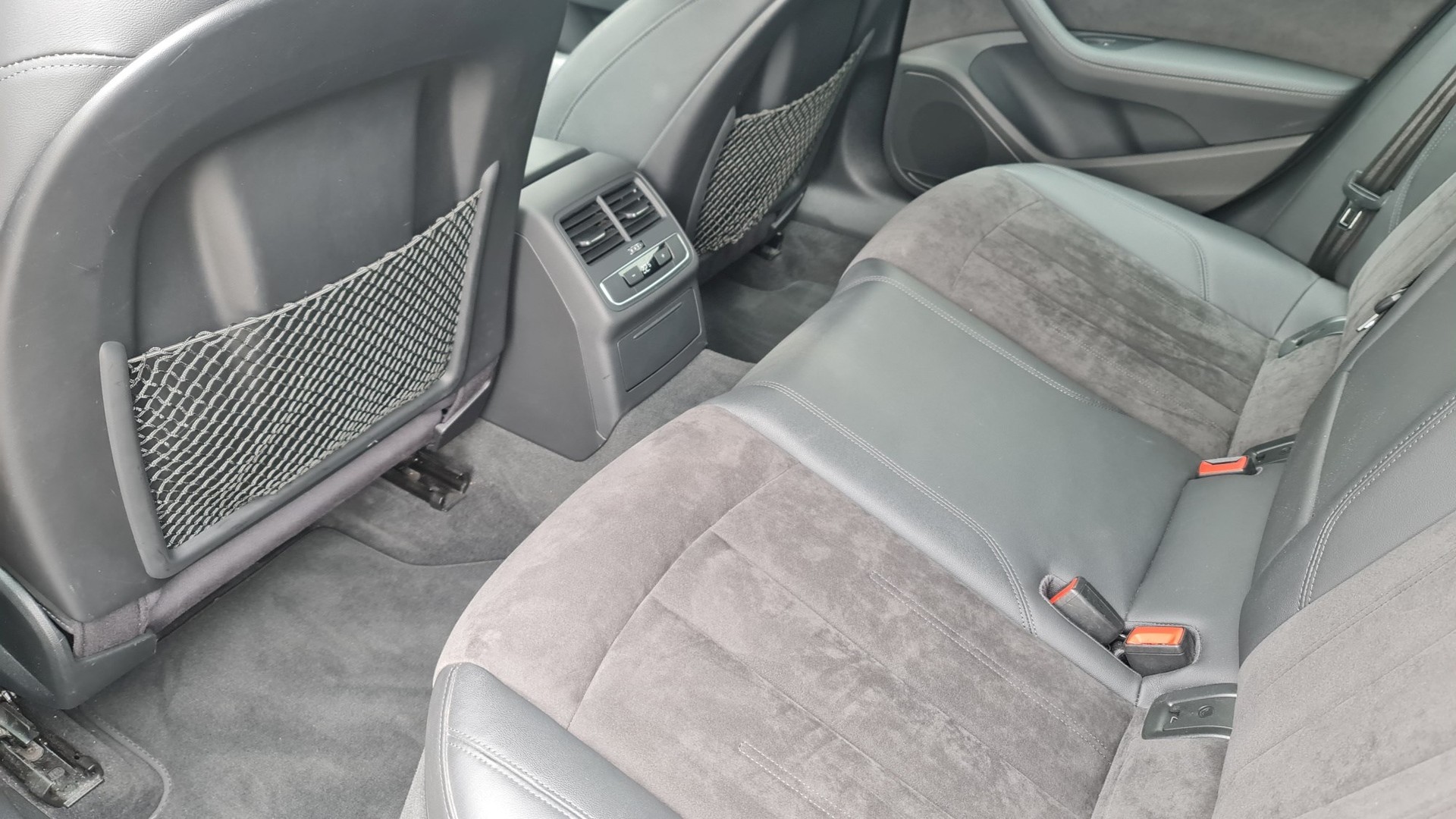 AUDI A4 Avant 2.0 TFSI Design quattro S-tronic-image-15