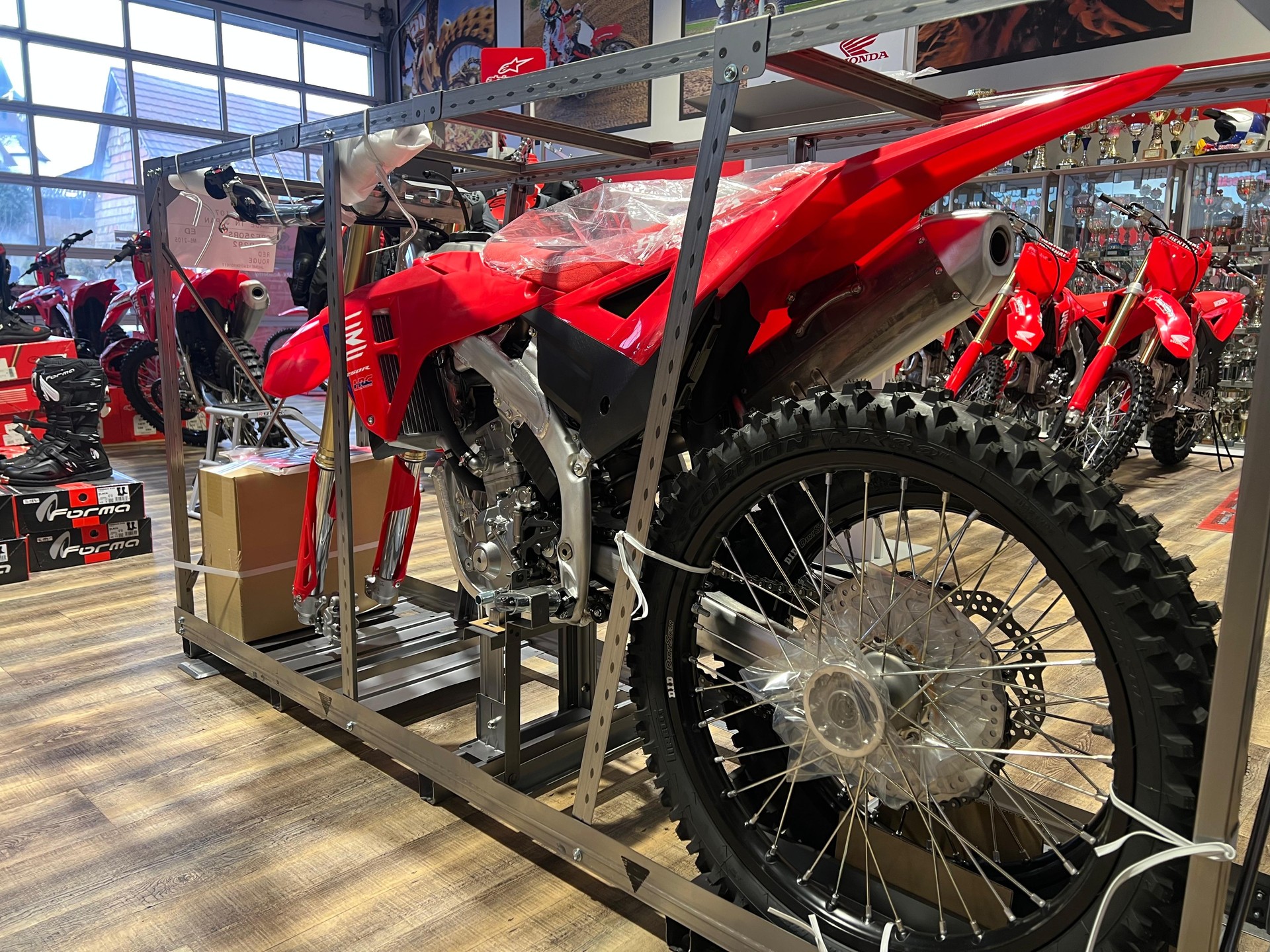 HONDA ** CRF250R ** **2025** Neufahrzeug in Kiste-showroom-element-2