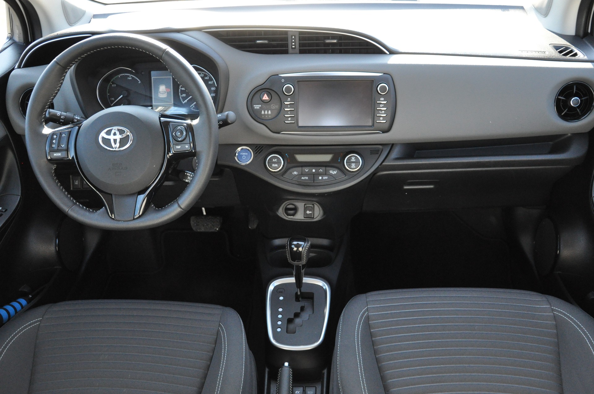 TOYOTA Yaris 1.5 VVT-i Hybrid Comfort e-CVT-image-8