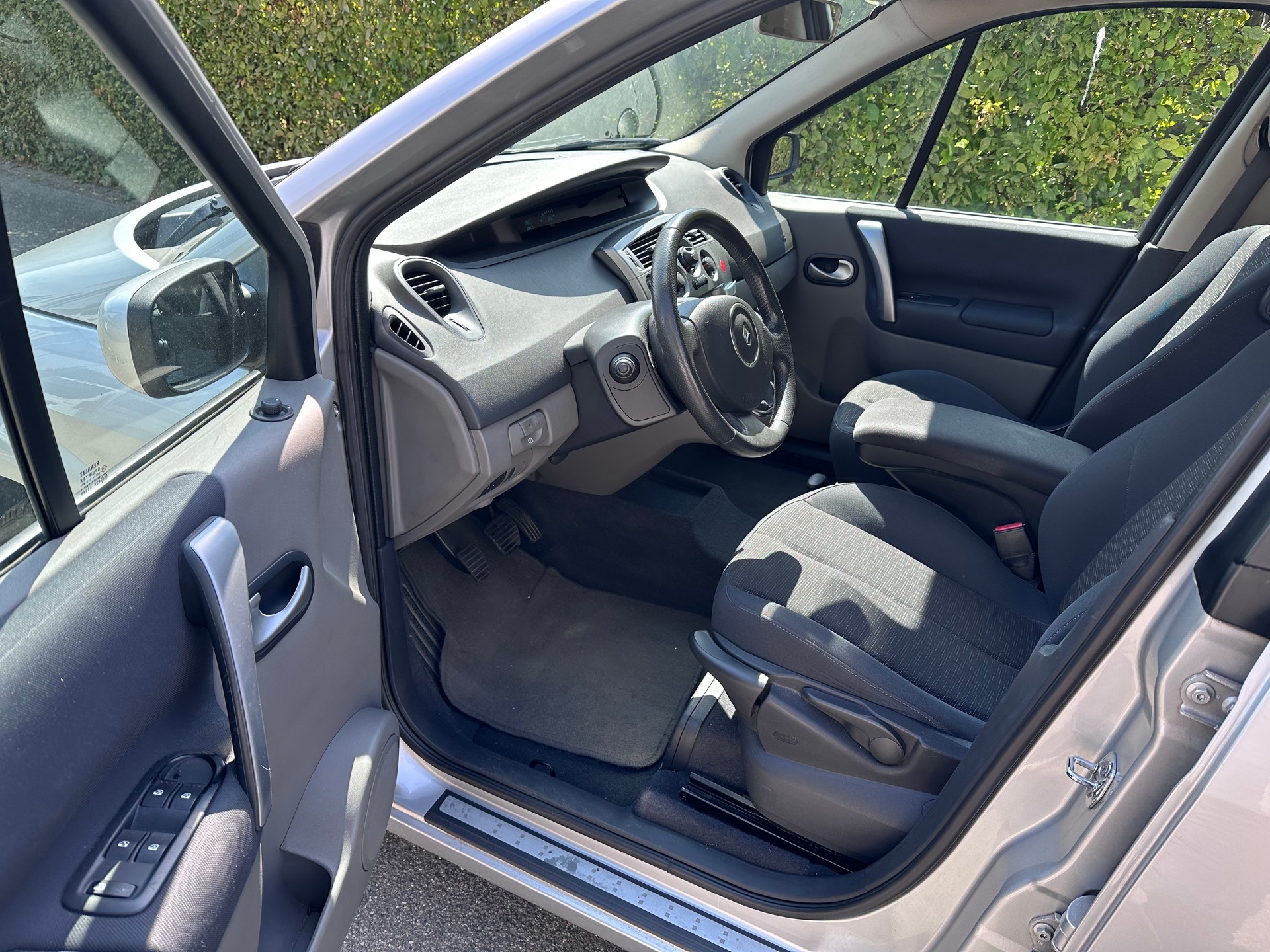 RENAULT MEGANE-image-11