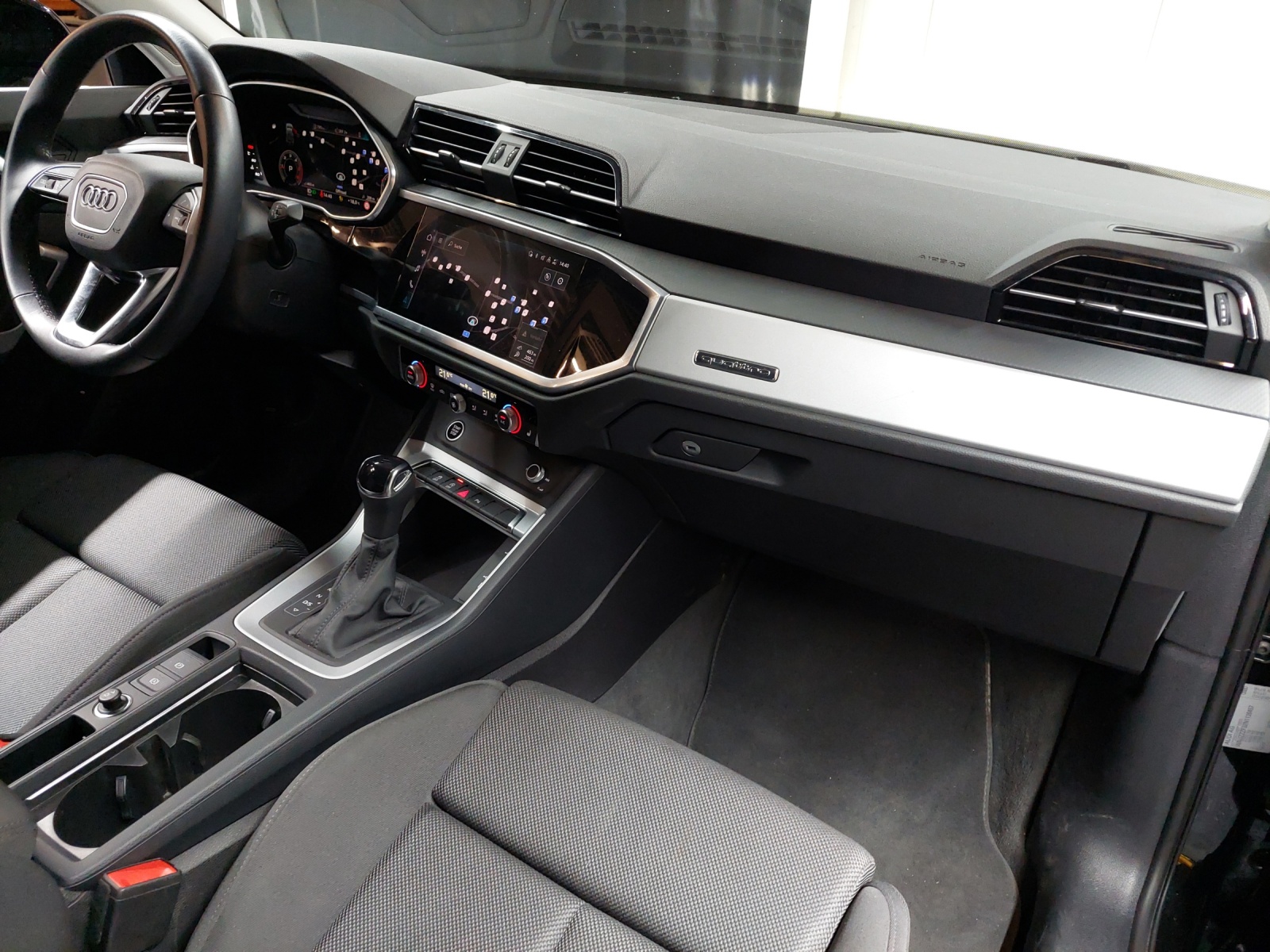 AUDI Q3 35 TDI S line quattro S-tronic-image-9