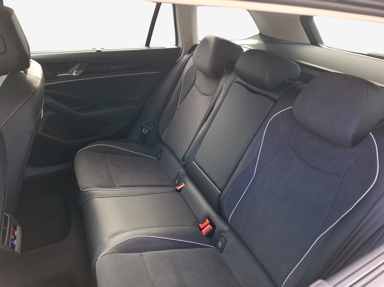 VW Passat Variant 2.0 TDI evo Business DSG-image-11