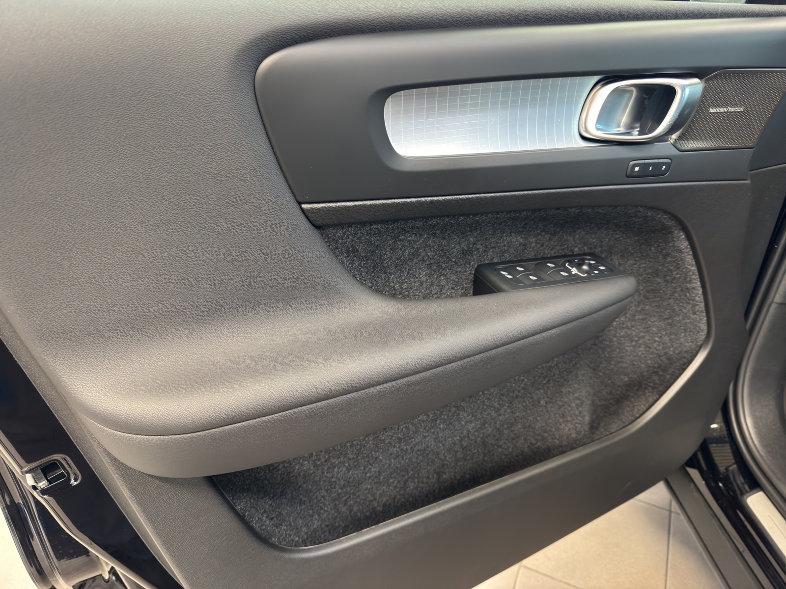 VOLVO XC40 2.0 B3 MH Plus Dark-image-10