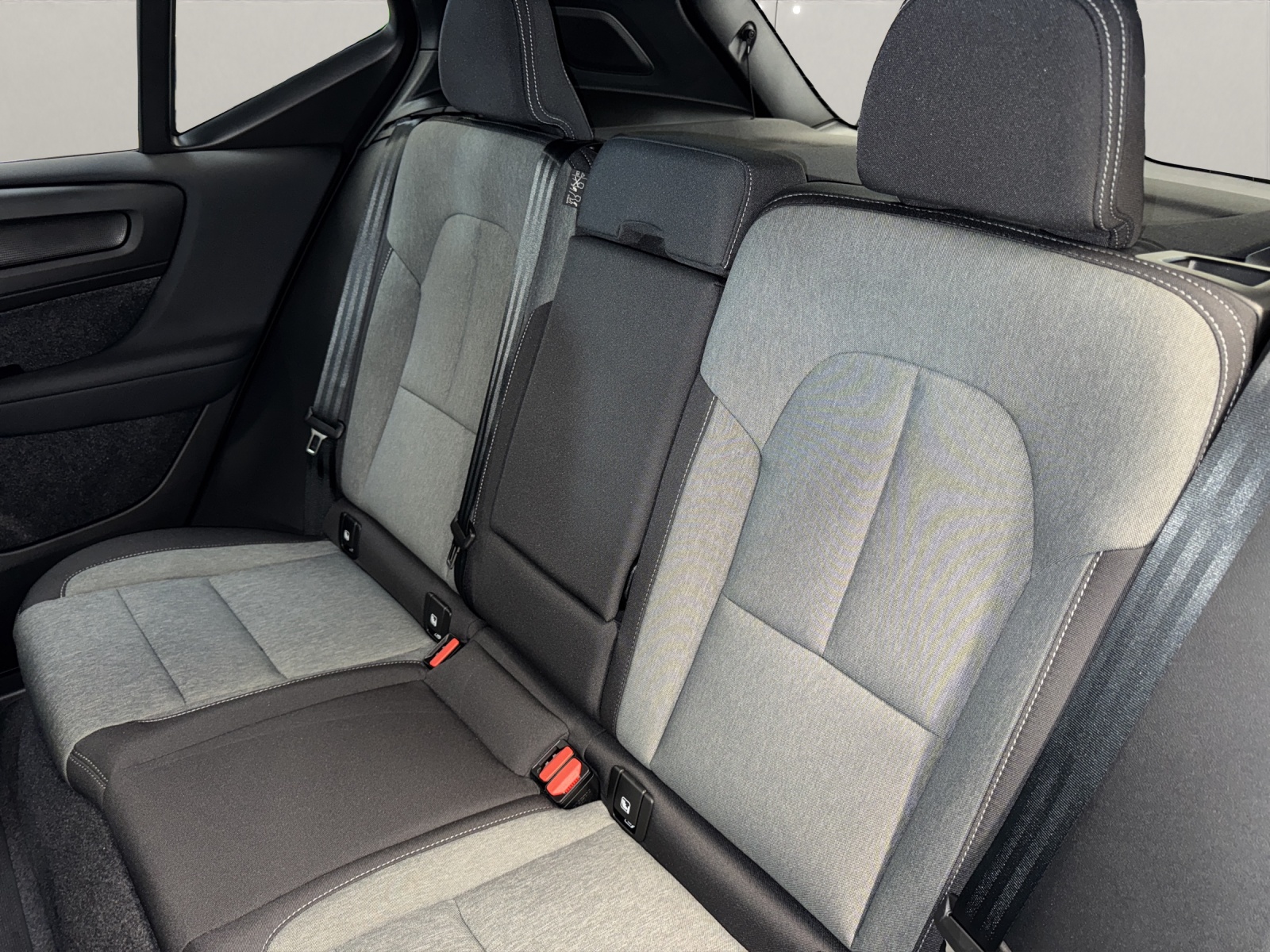 VOLVO XC40 2.0 B3 MH Plus Dark-image-15
