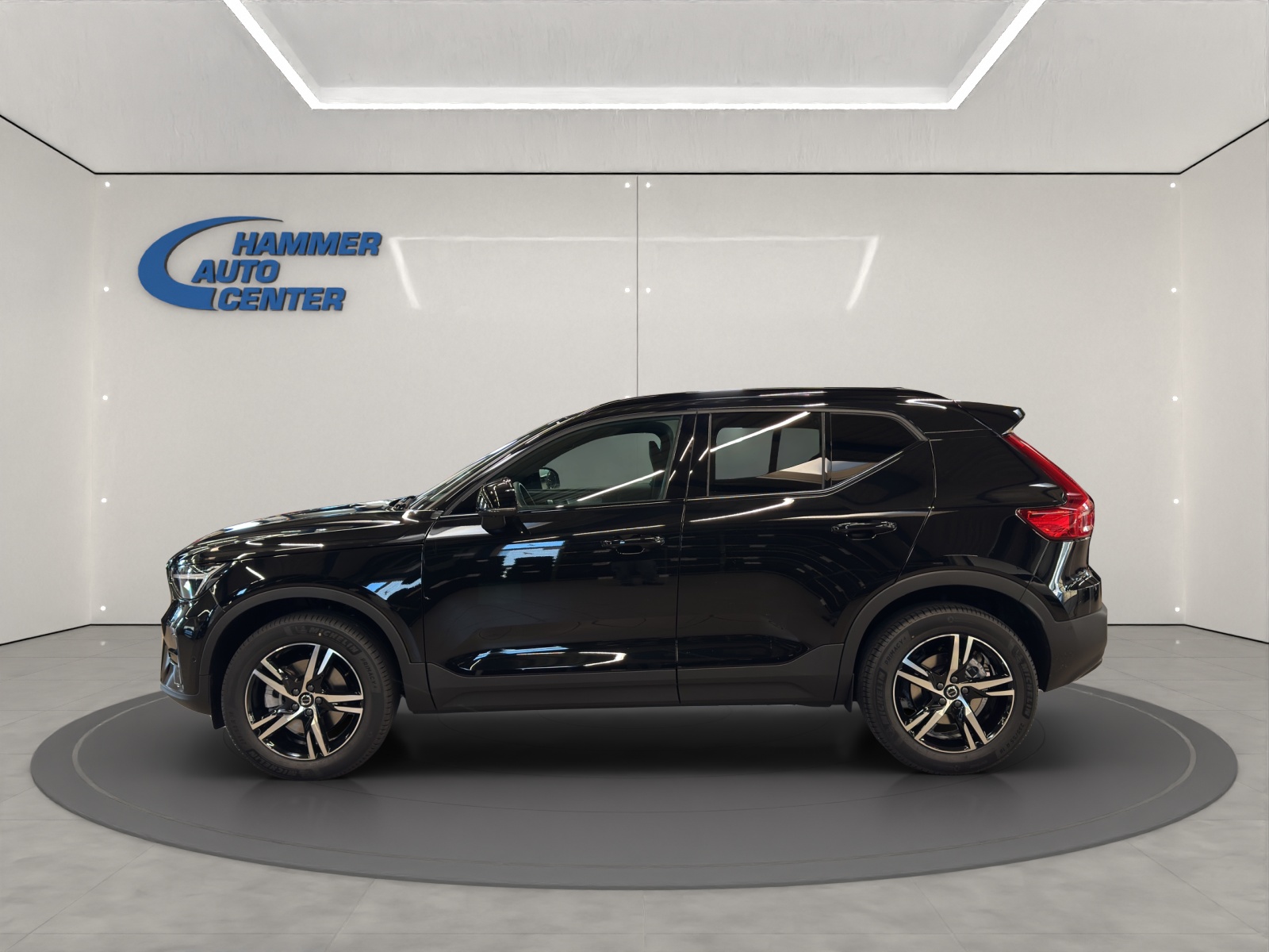 VOLVO XC40 2.0 B3 MH Plus Dark-image-4