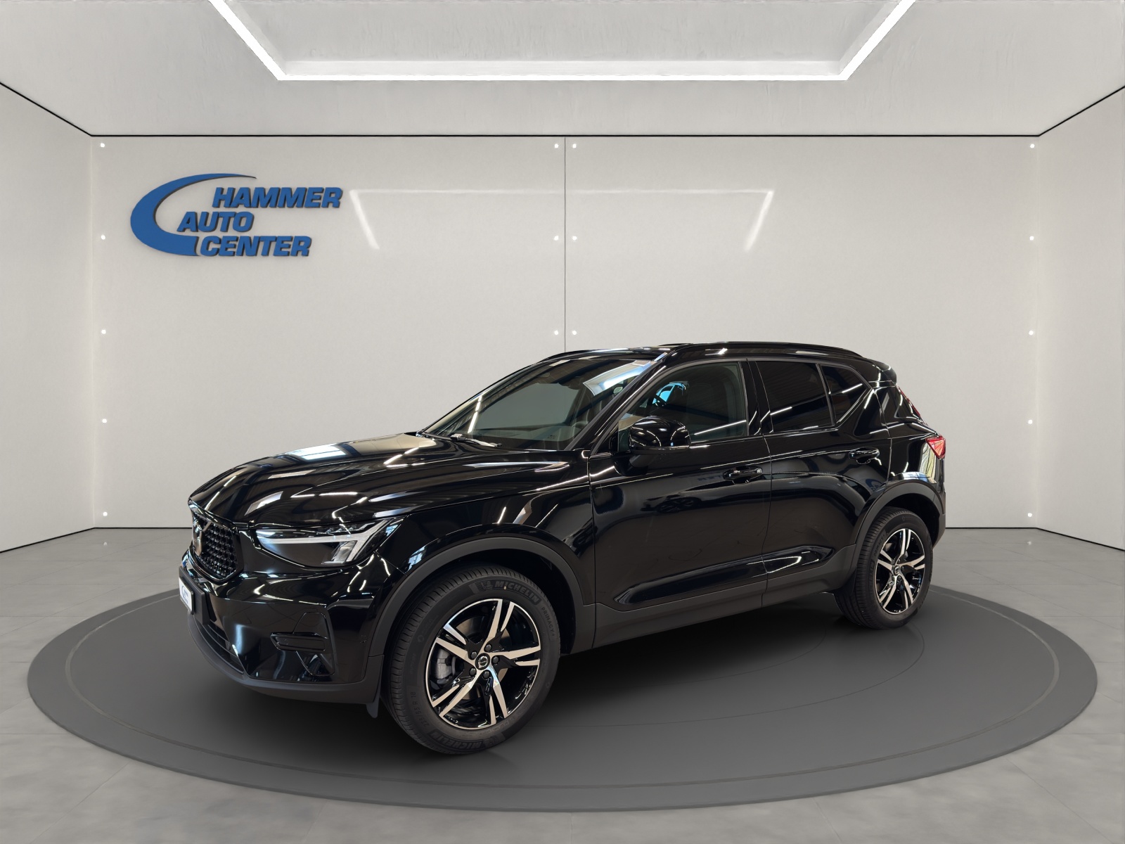 VOLVO XC40 2.0 B3 MH Plus Dark-image-0