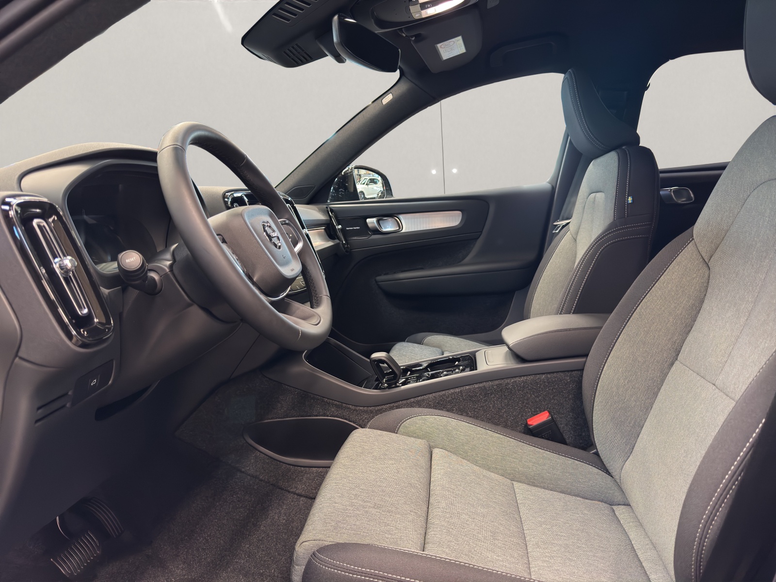 VOLVO XC40 2.0 B3 MH Plus Dark-image-12