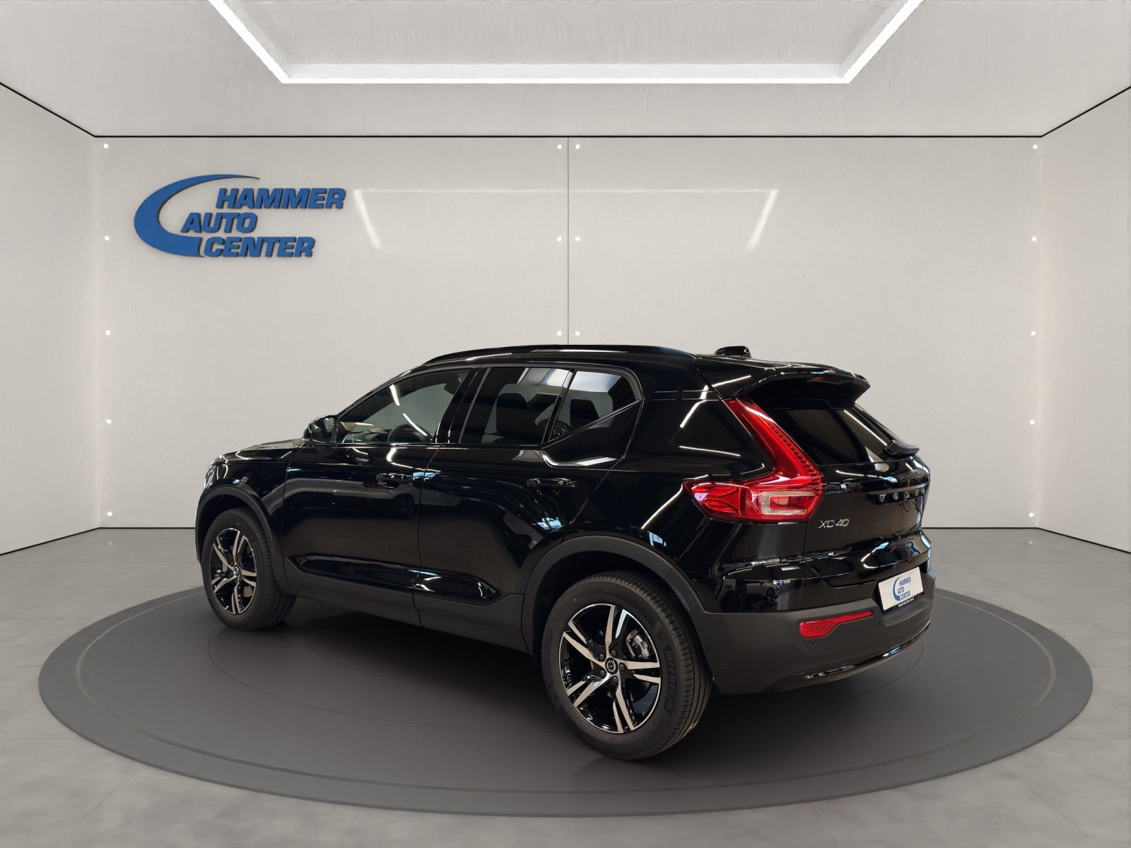 VOLVO XC40 2.0 B3 MH Plus Dark-image-2