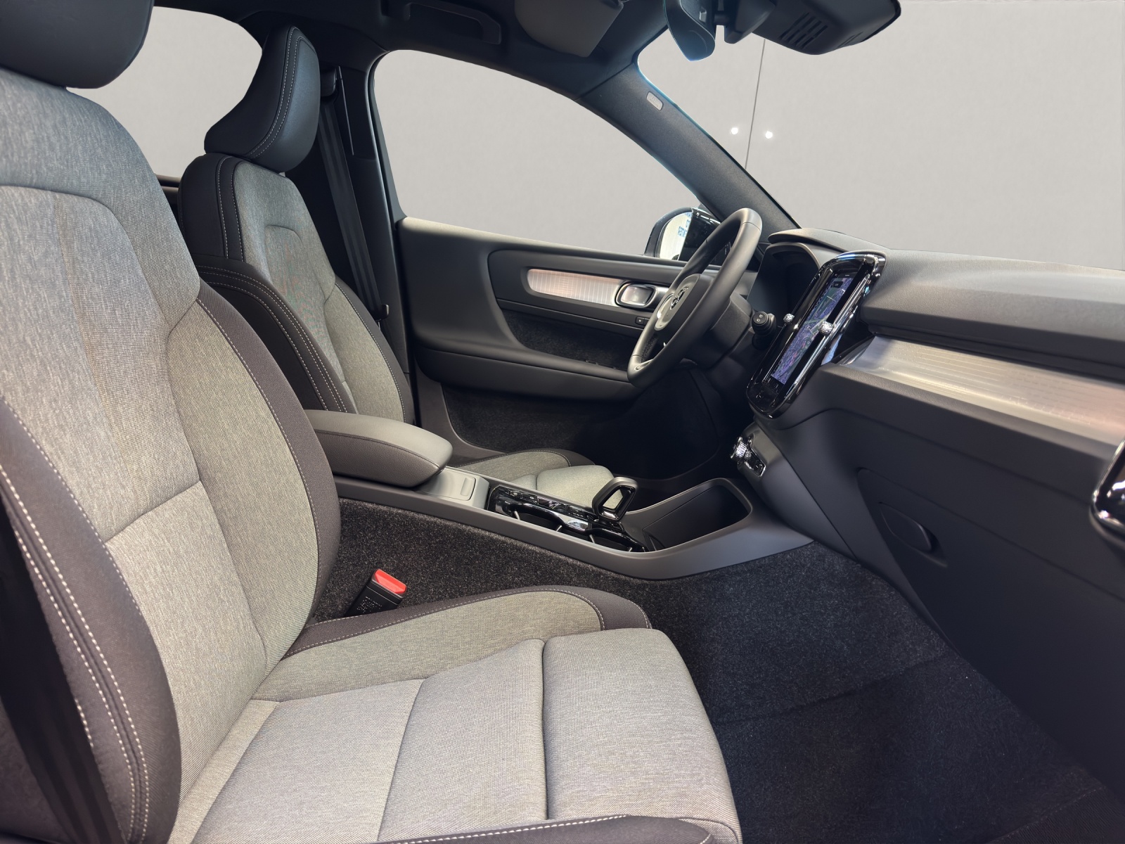 VOLVO XC40 2.0 B3 MH Plus Dark-image-11