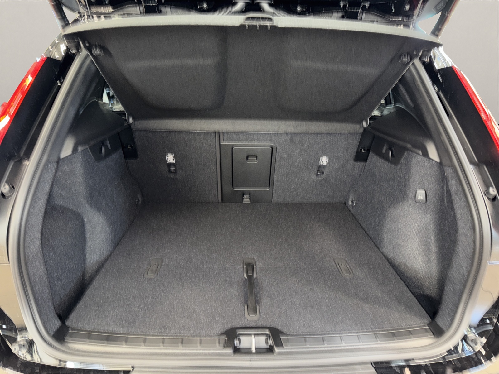 VOLVO XC40 2.0 B3 MH Plus Dark-image-9