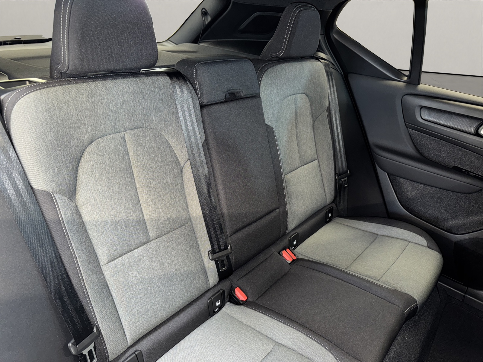 VOLVO XC40 2.0 B3 MH Plus Dark-image-14