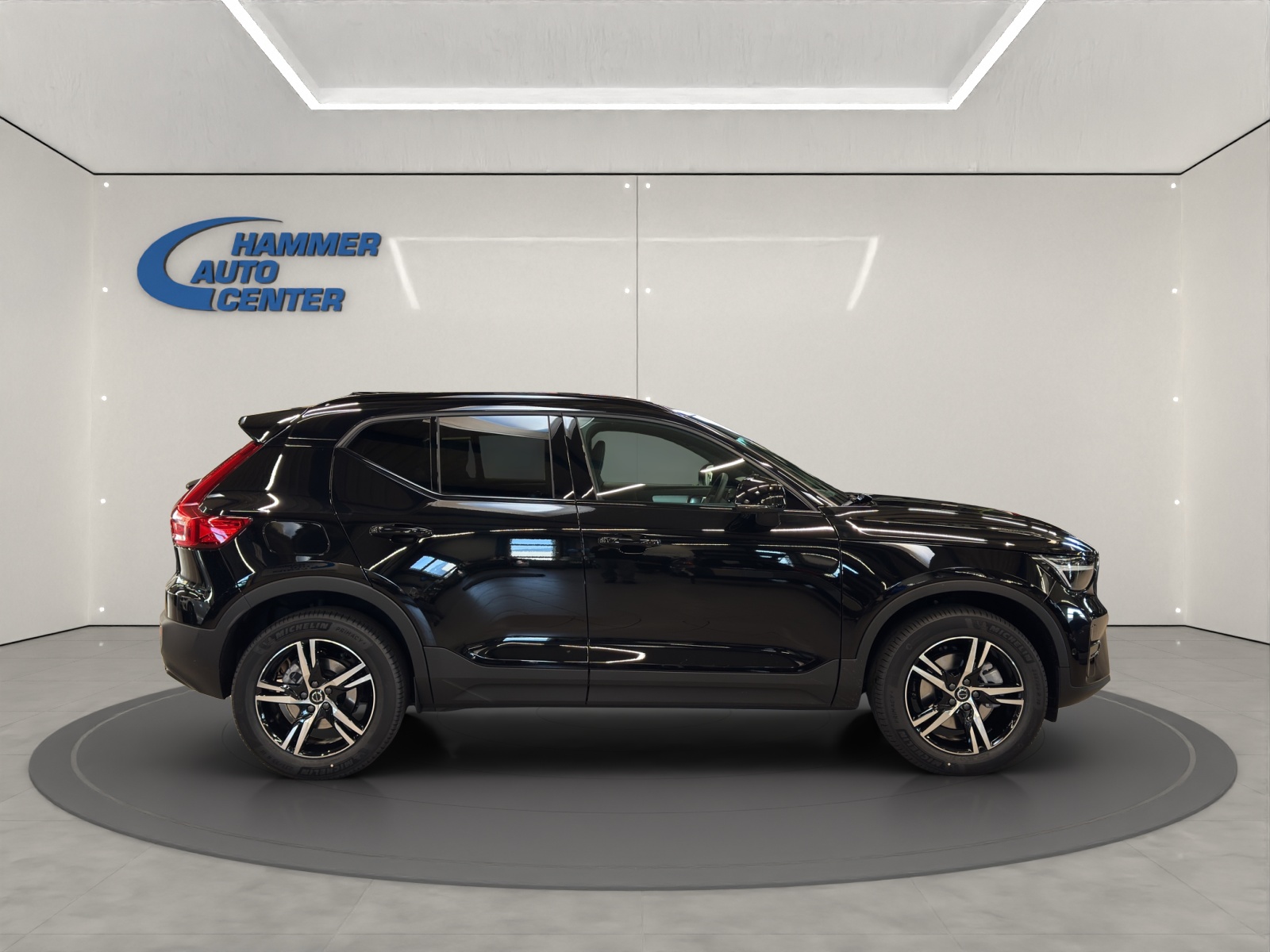 VOLVO XC40 2.0 B3 MH Plus Dark-image-6