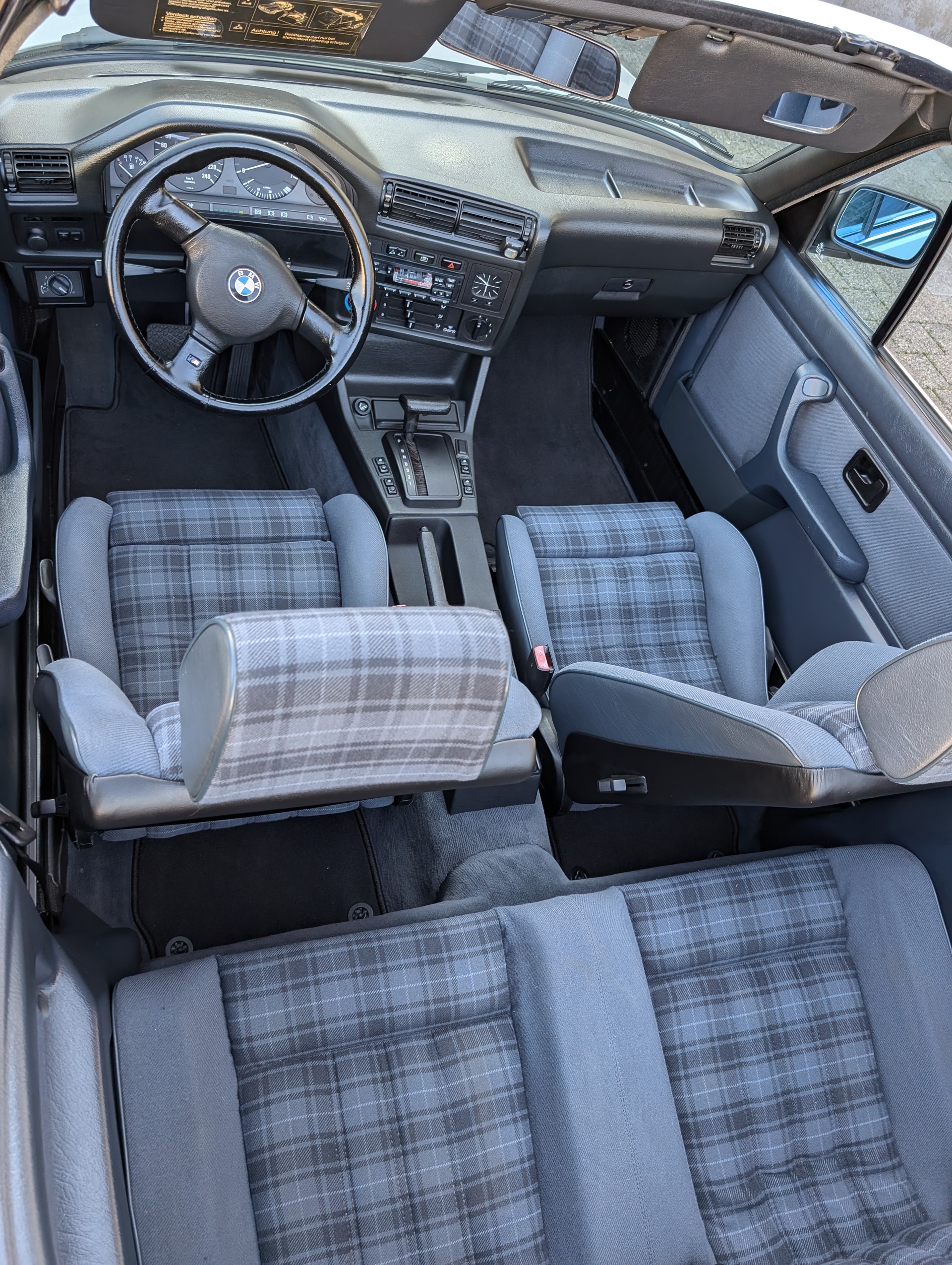 BMW 325i A Cabrio-image-18