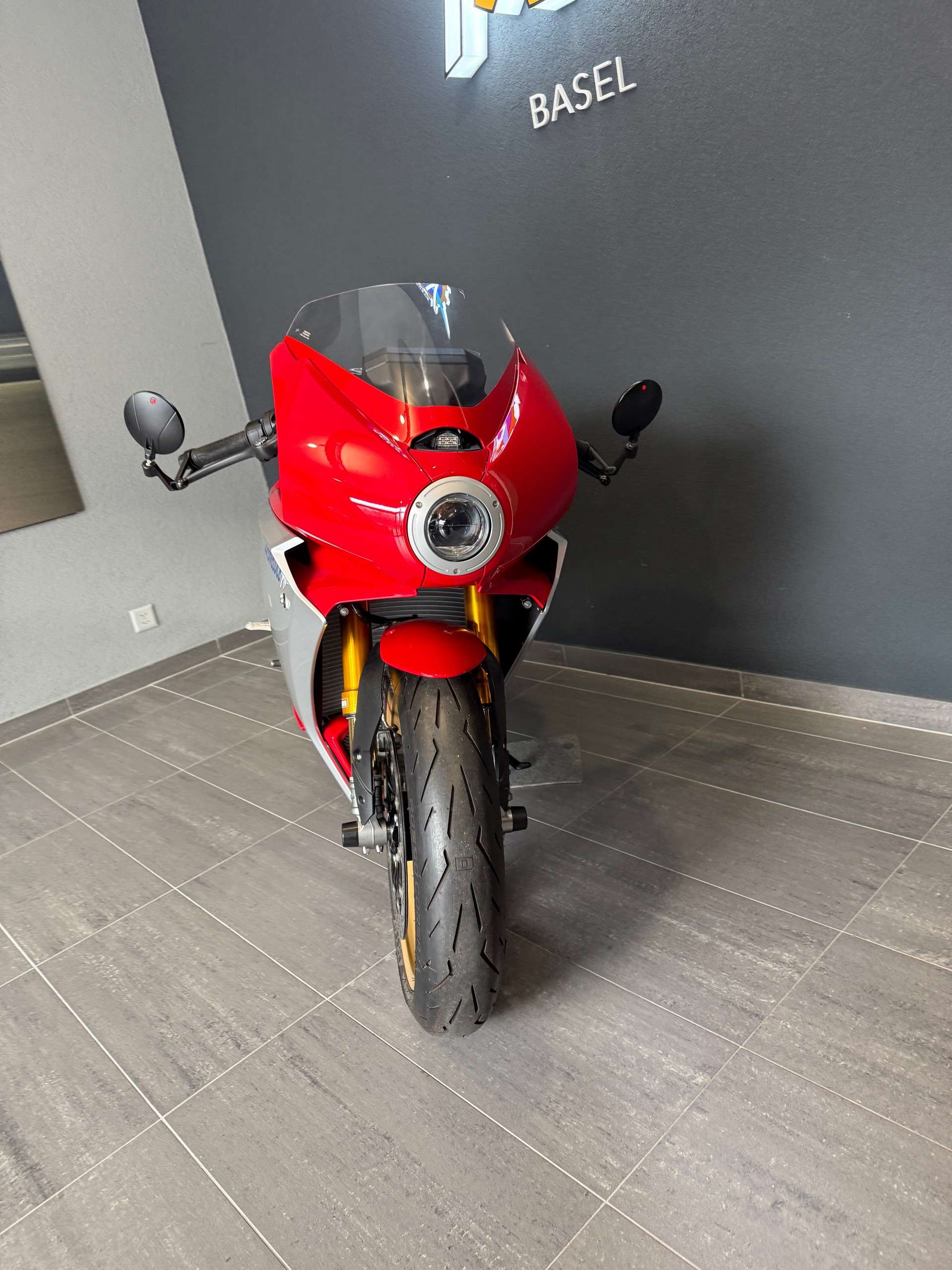 MV AGUSTA Superveloce 800-showroom-element-3