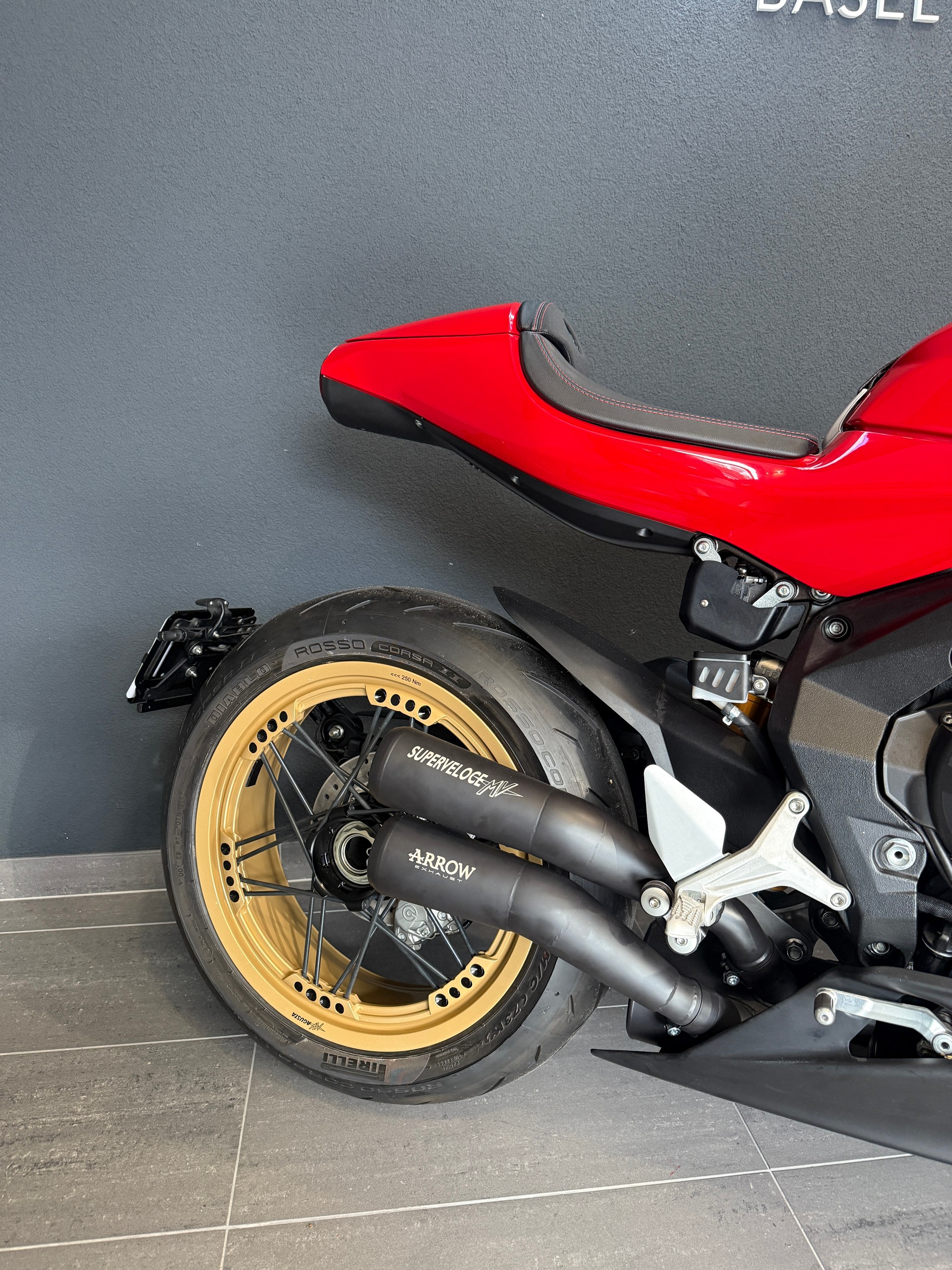 MV AGUSTA Superveloce 800-showroom-element-2