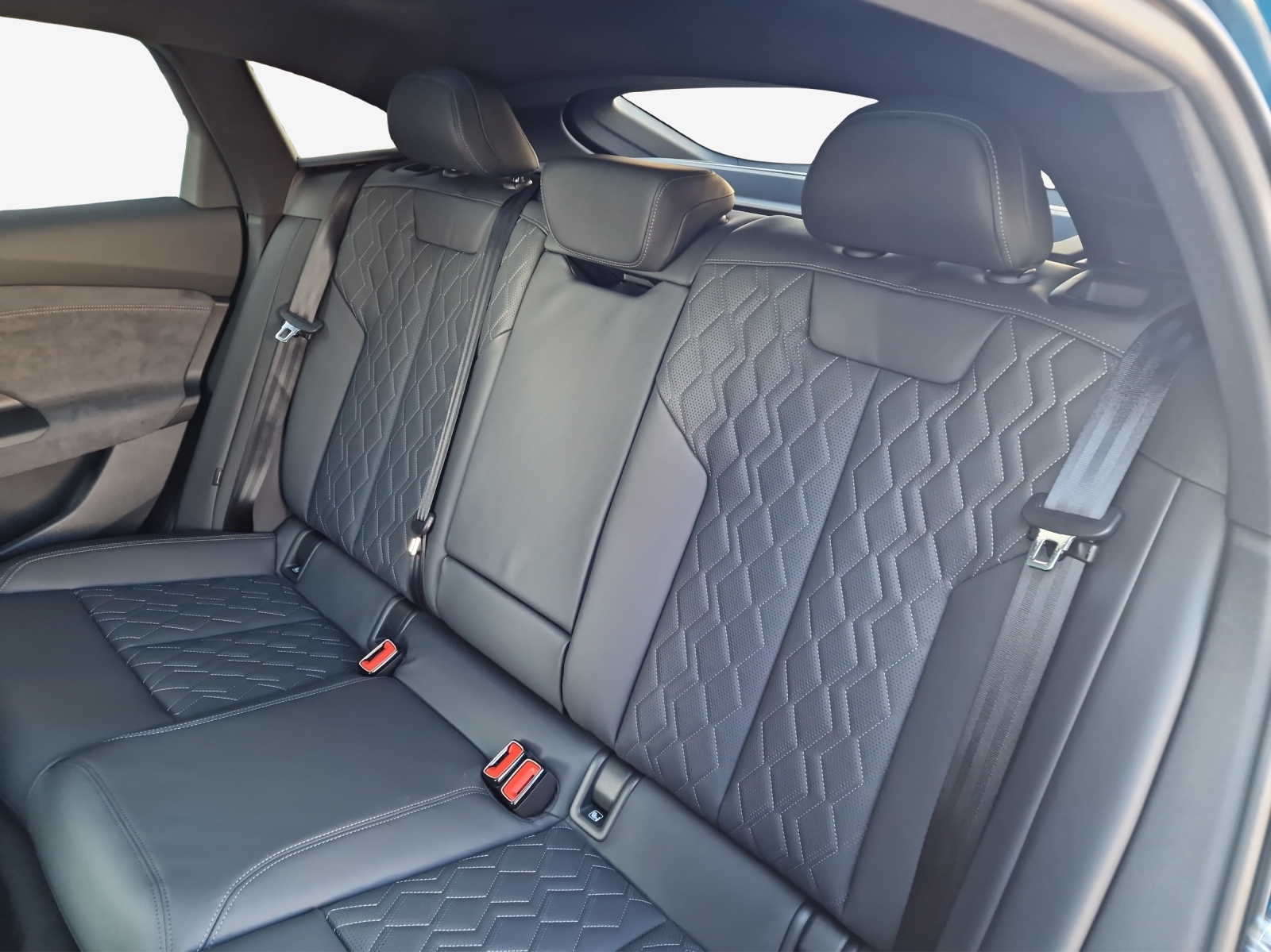 AUDI S6 Sportback e-tron quattro-image-11