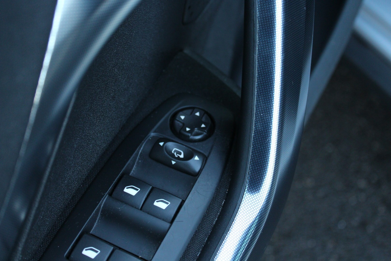 PEUGEOT 2008 1.2 PureTech Féline-image-9
