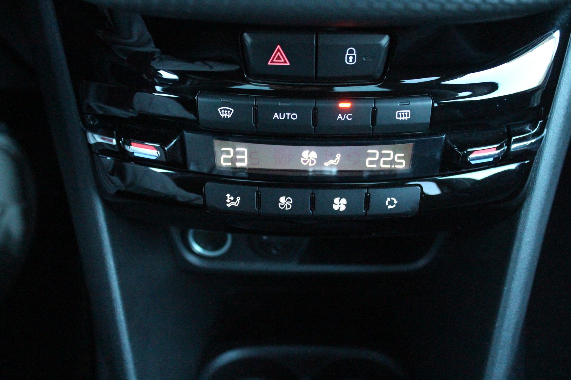 PEUGEOT 2008 1.2 PureTech Féline-image-12