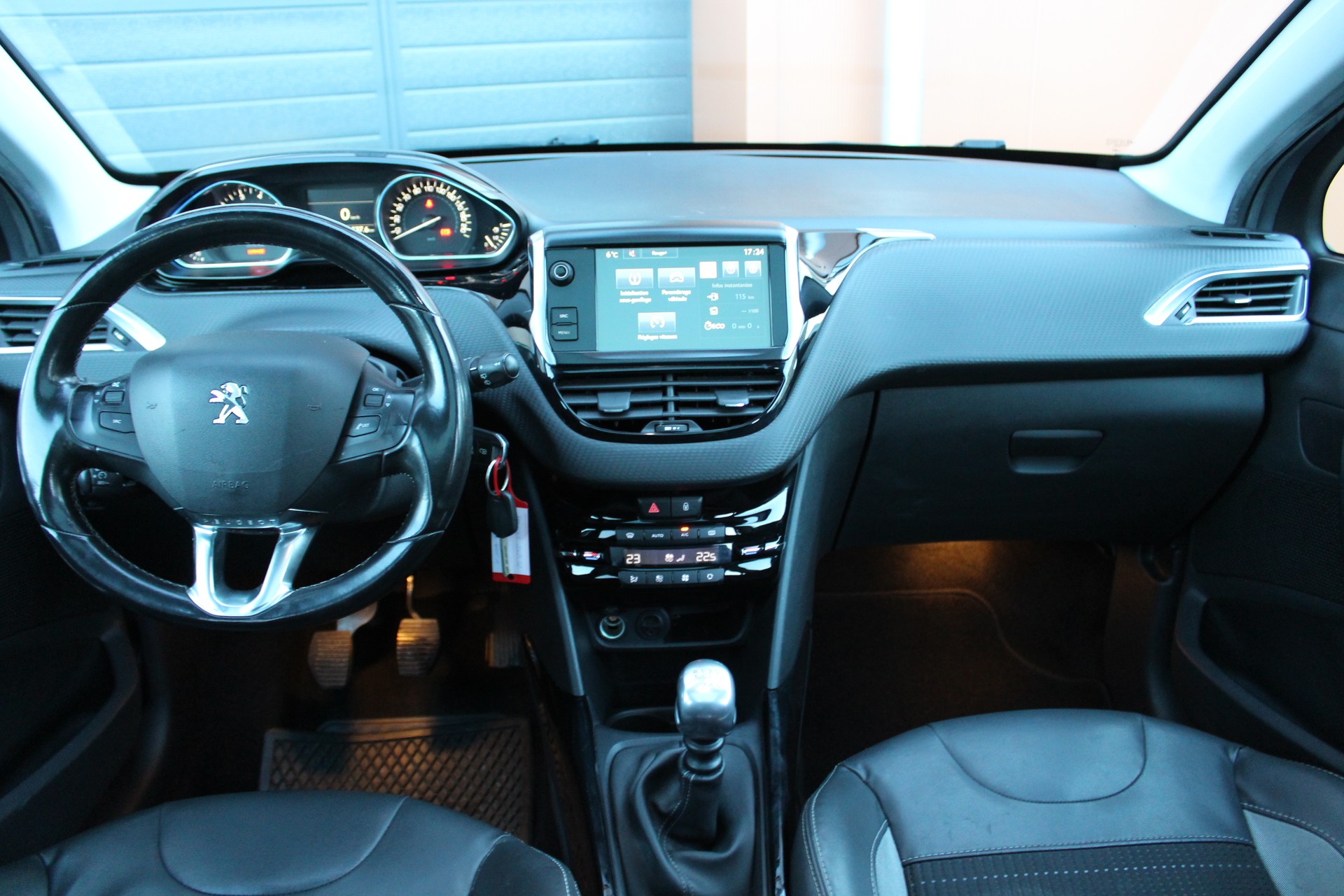PEUGEOT 2008 1.2 PureTech Féline-image-6