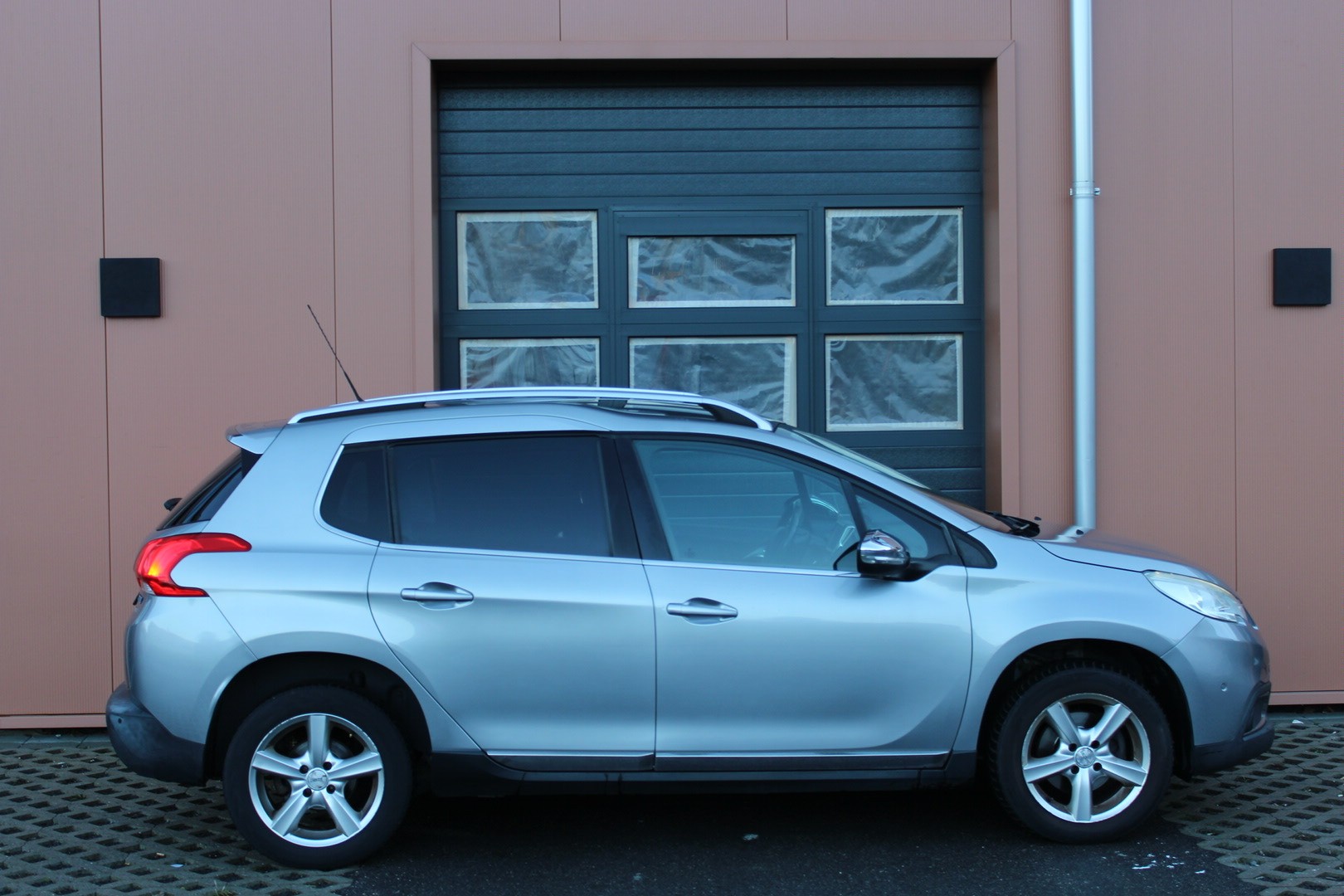 PEUGEOT 2008 1.2 PureTech Féline-image-3