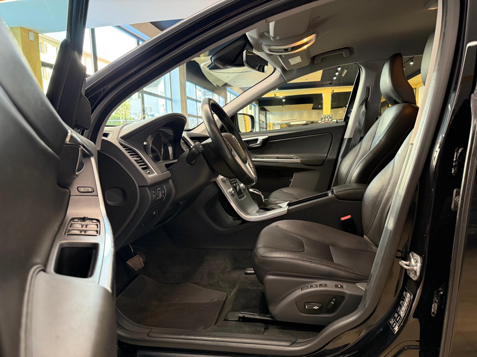 VOLVO XC60 D5 AWD Summum Geartronic-image-10