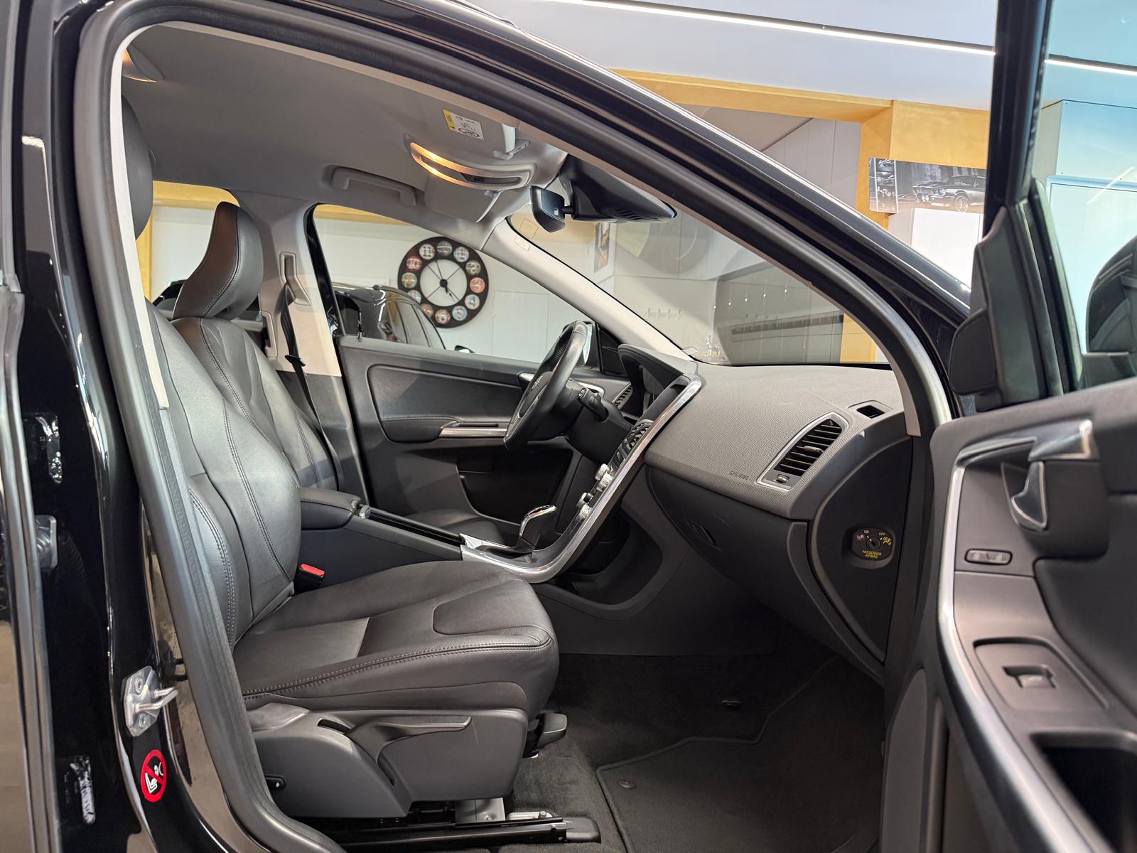 VOLVO XC60 D5 AWD Summum Geartronic-image-12
