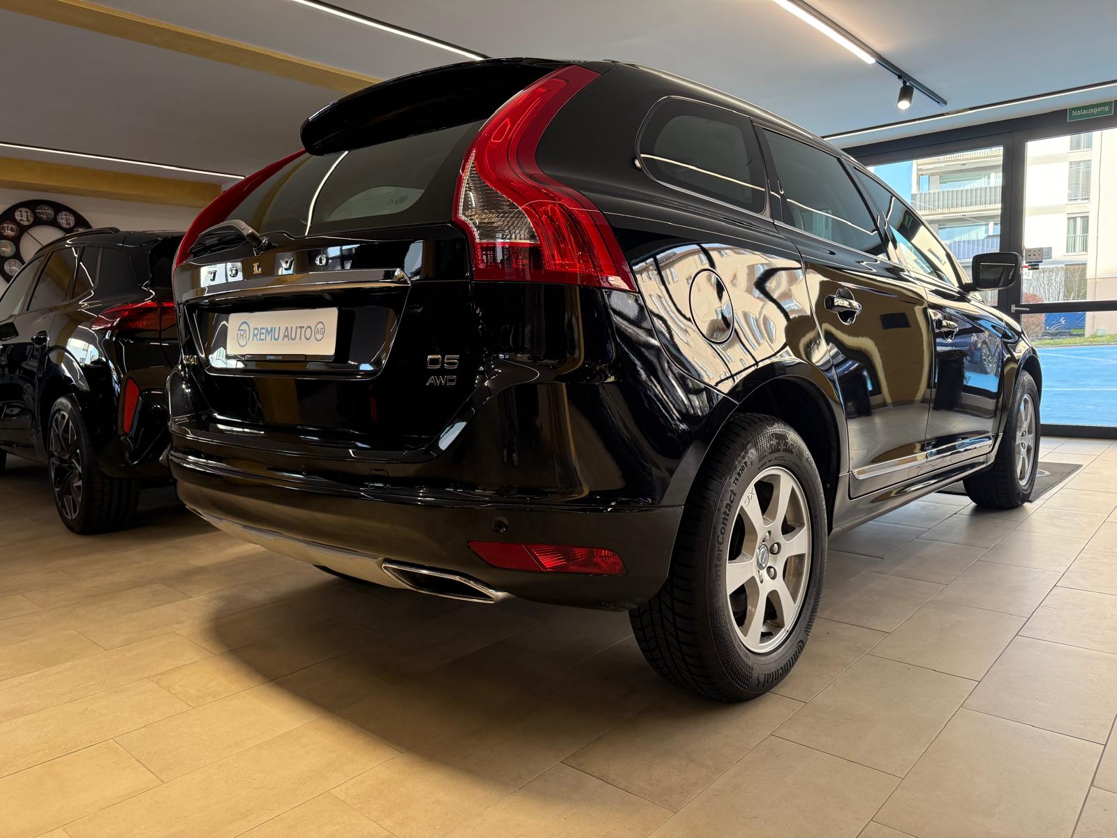 VOLVO XC60 D5 AWD Summum Geartronic-image-2