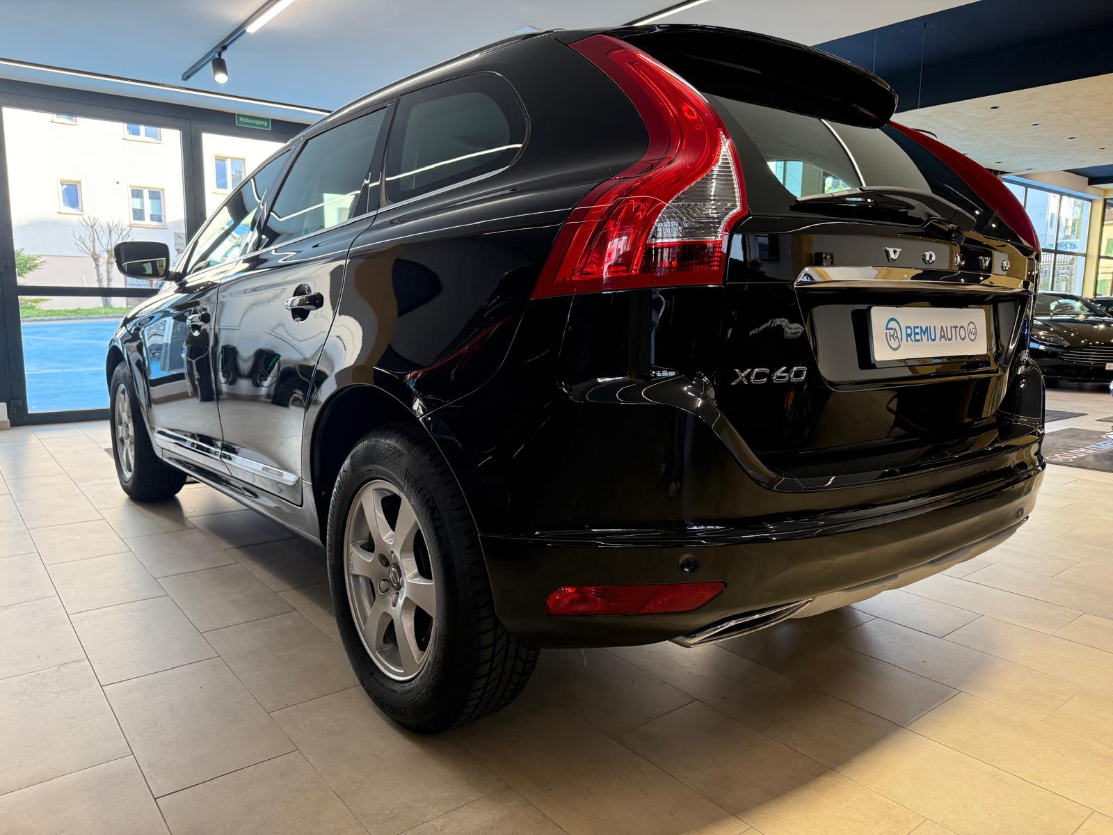 VOLVO XC60 D5 AWD Summum Geartronic-image-3