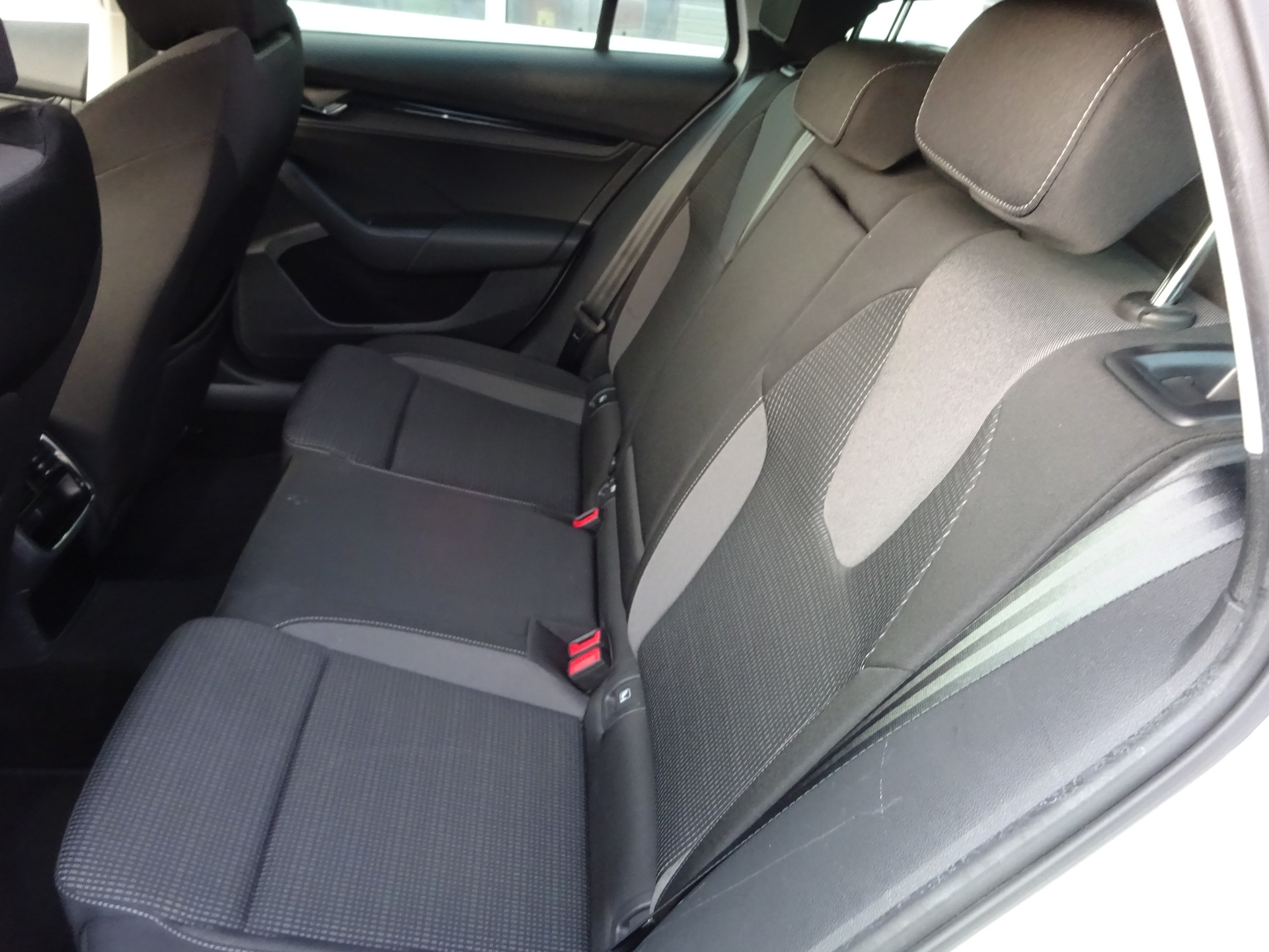 SKODA Octavia Combi 2.0 TDI DSG Ambition 4x4-image-10
