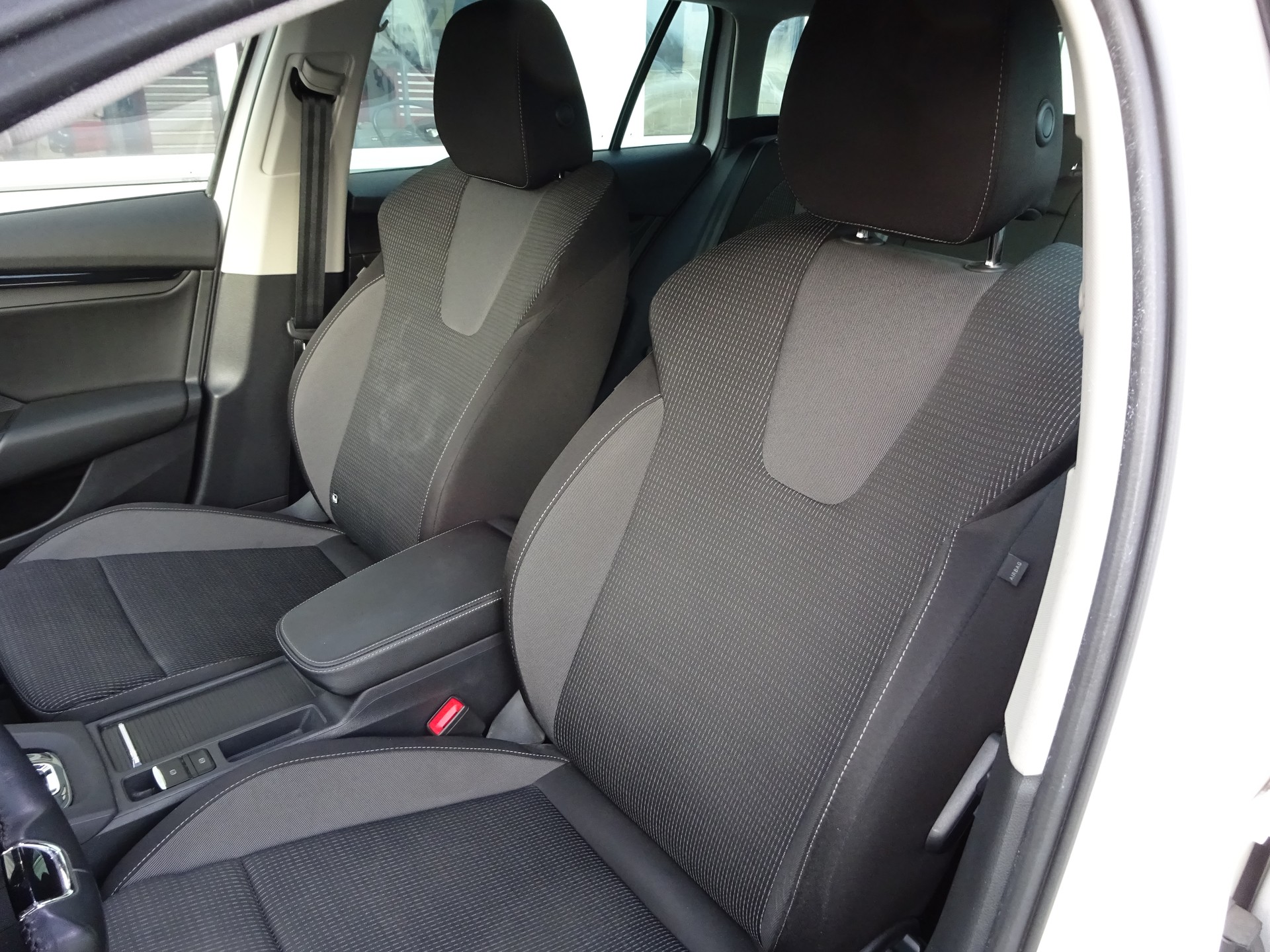 SKODA Octavia Combi 2.0 TDI DSG Ambition 4x4-image-6