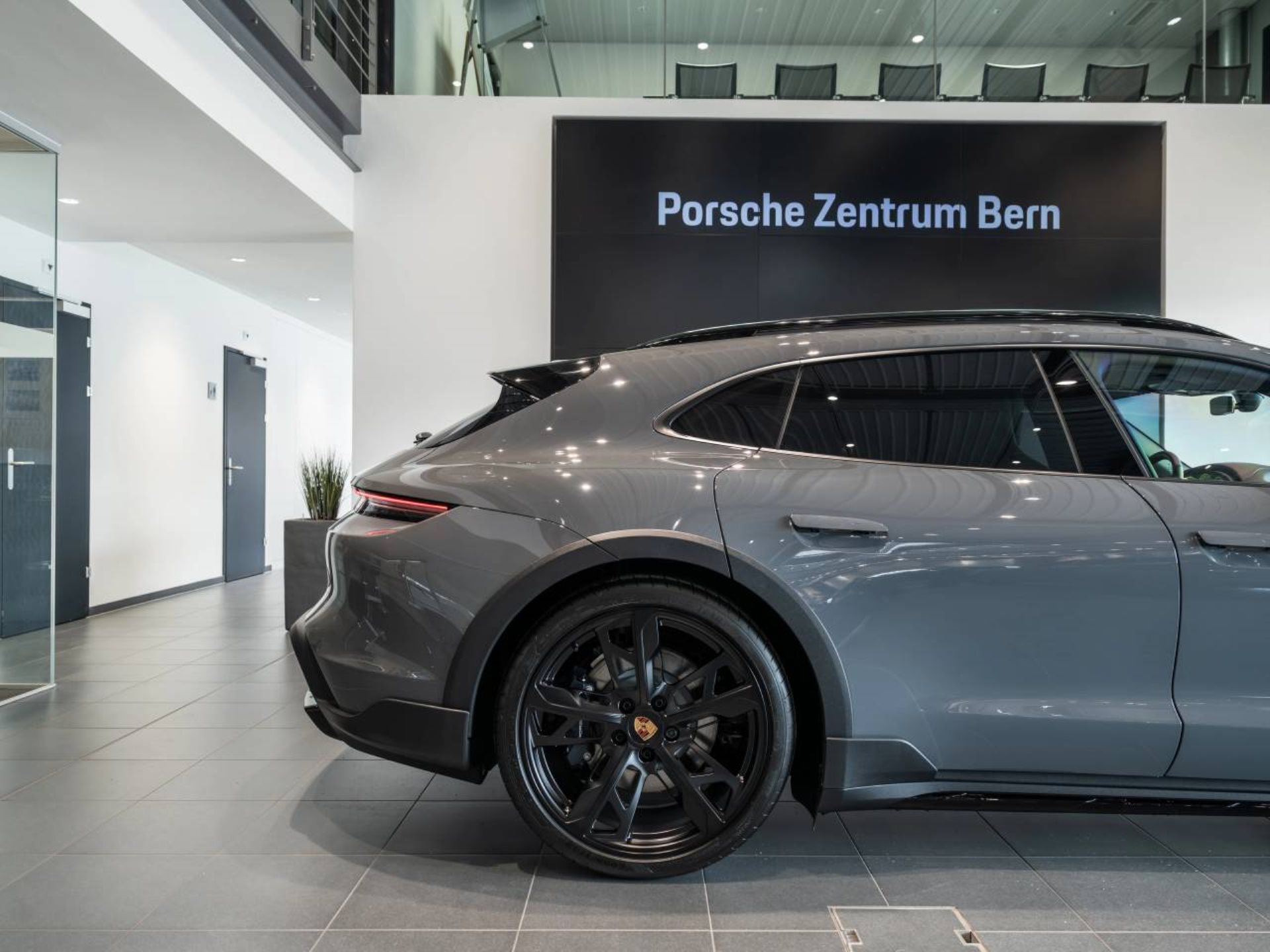 PORSCHE Taycan 4 Cross Turismo-image-11