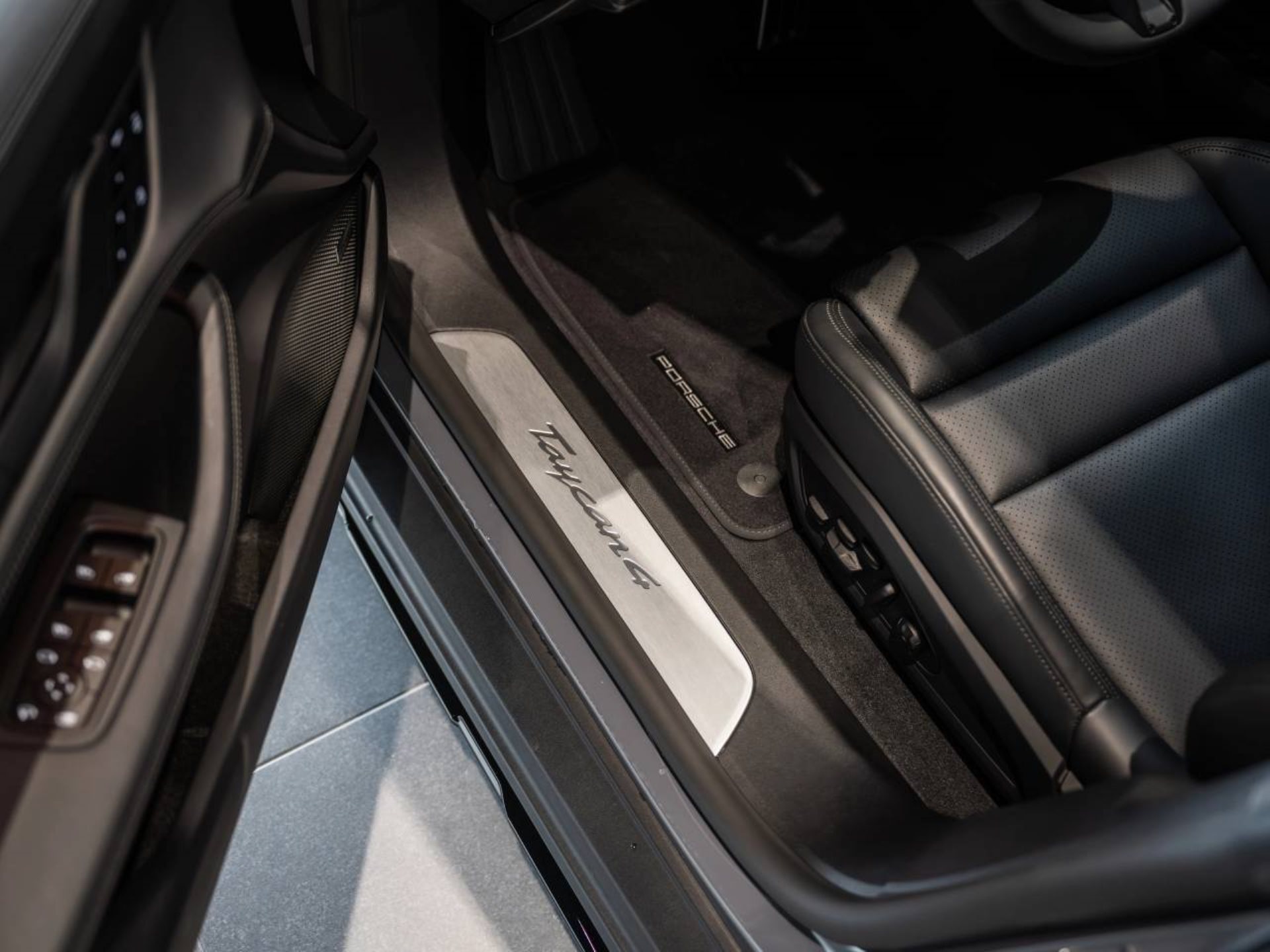 PORSCHE Taycan 4 Cross Turismo-image-21