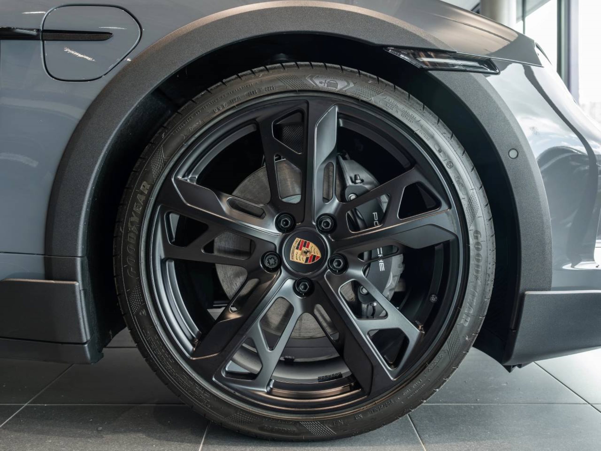 PORSCHE Taycan 4 Cross Turismo-image-29