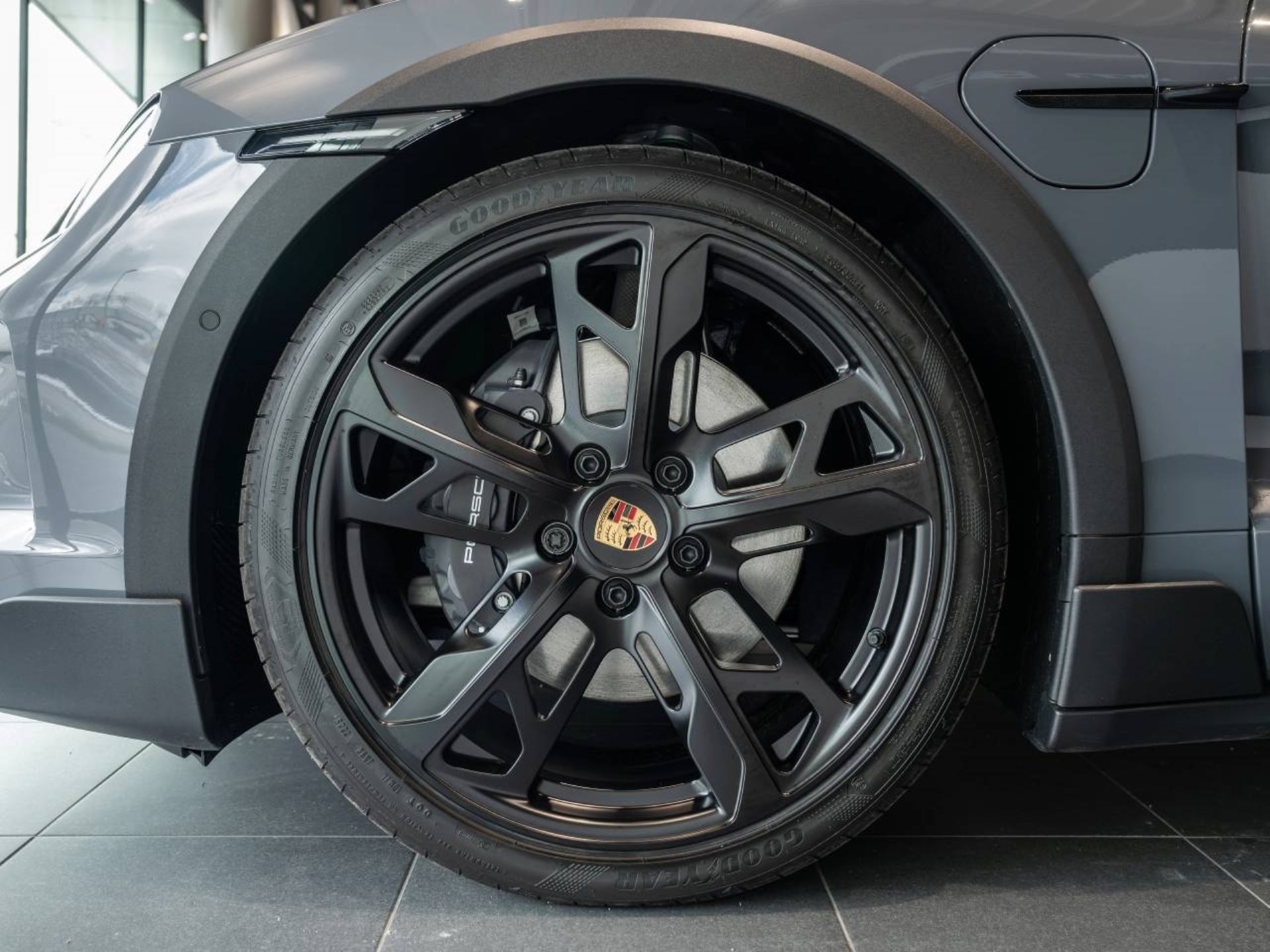 PORSCHE Taycan 4 Cross Turismo-image-31