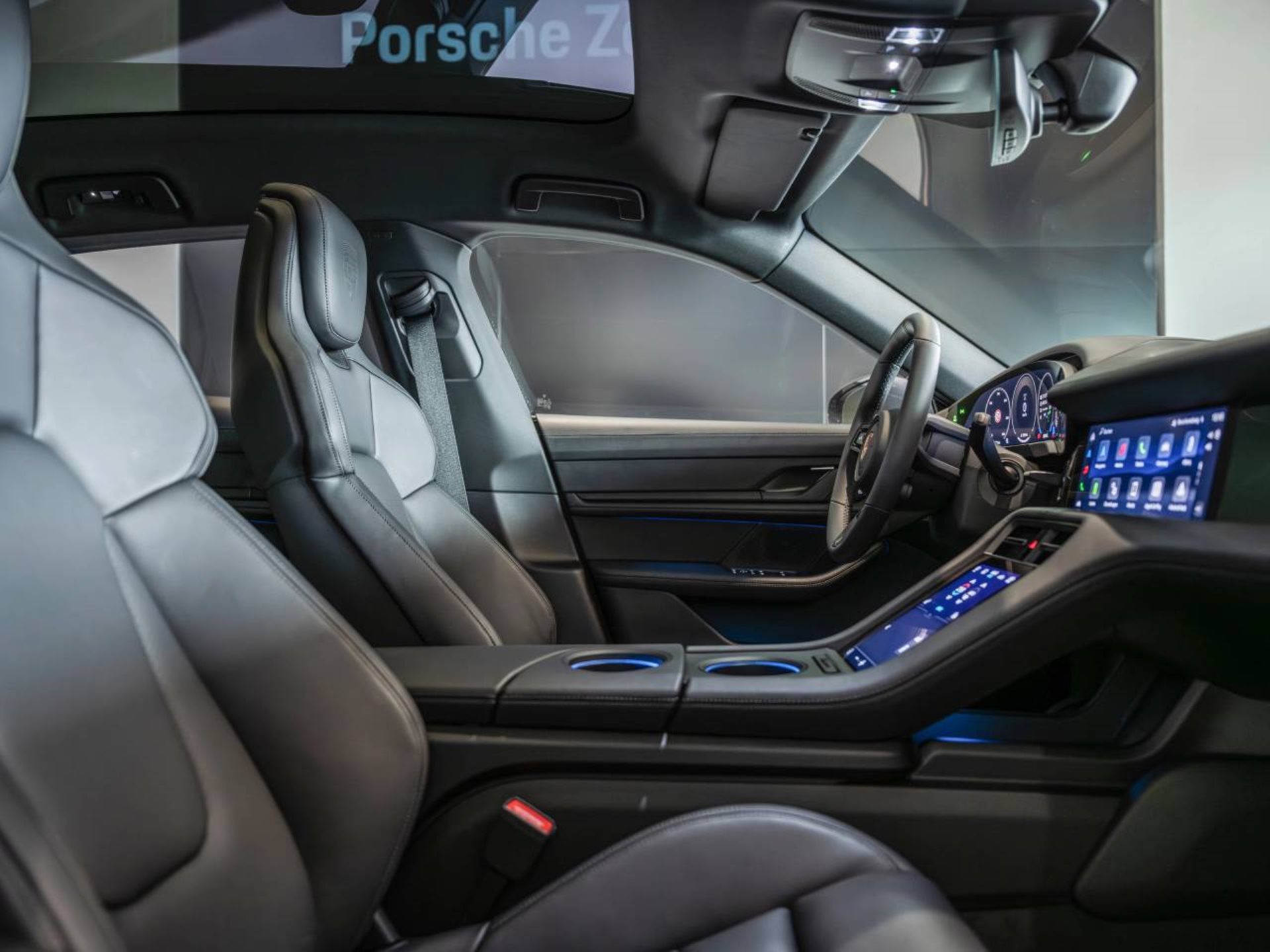 PORSCHE Taycan 4 Cross Turismo-image-18