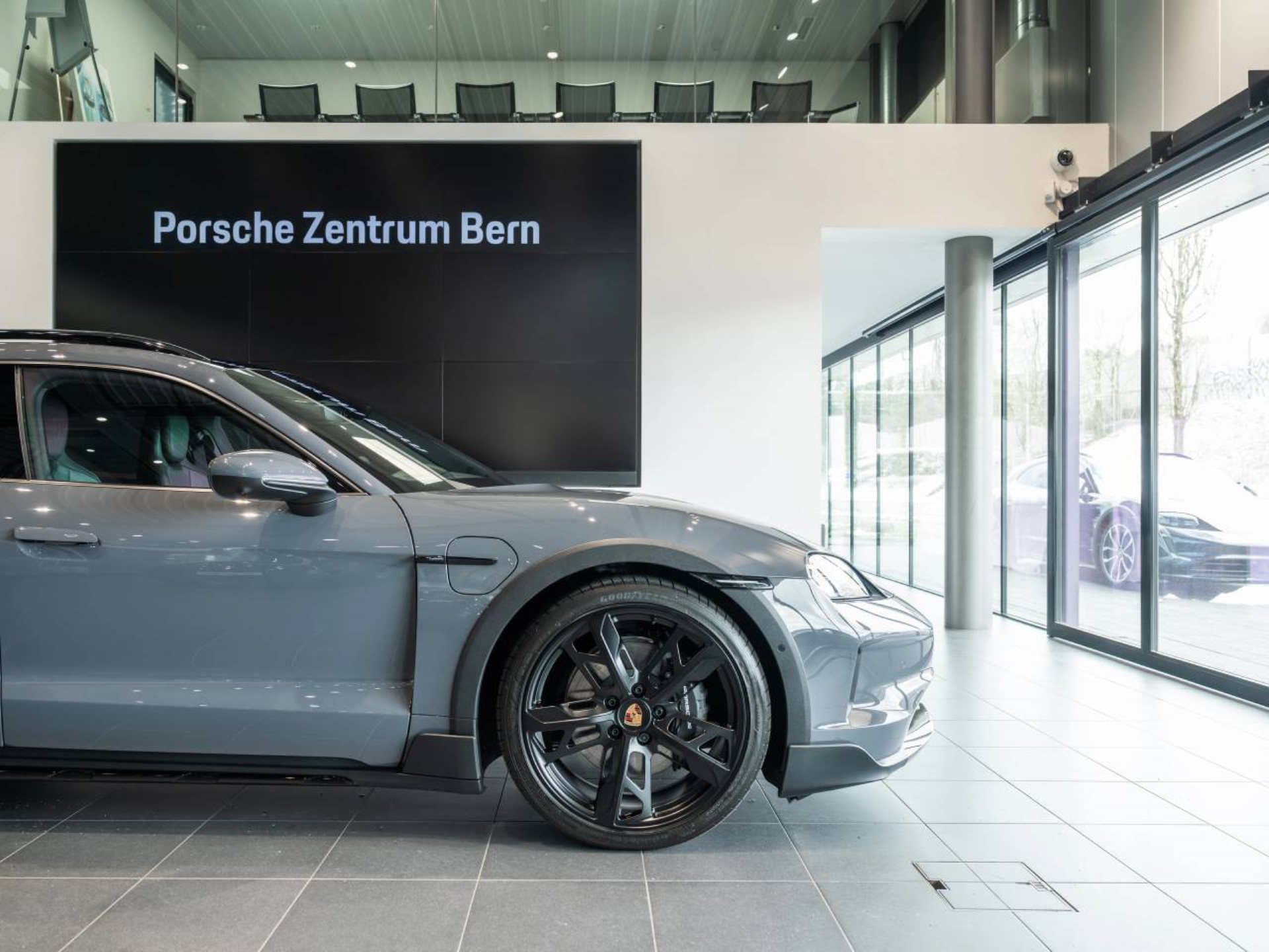 PORSCHE Taycan 4 Cross Turismo-image-12